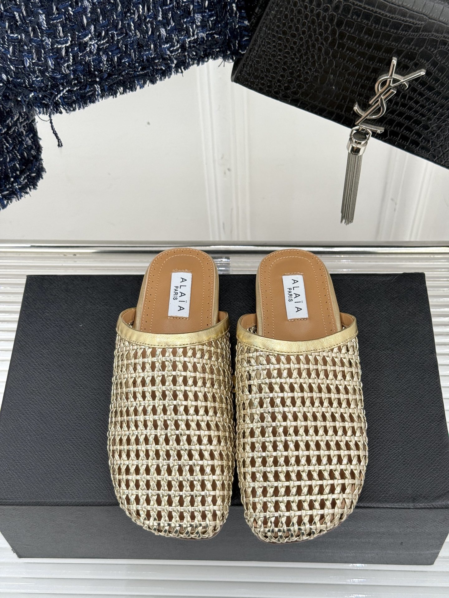 ALAIA|阿莱亚经典编制镂空半拖鞋
踏入alaia编制镂空半拖的奇妙世界
感受法式优雅与先锋设计的激