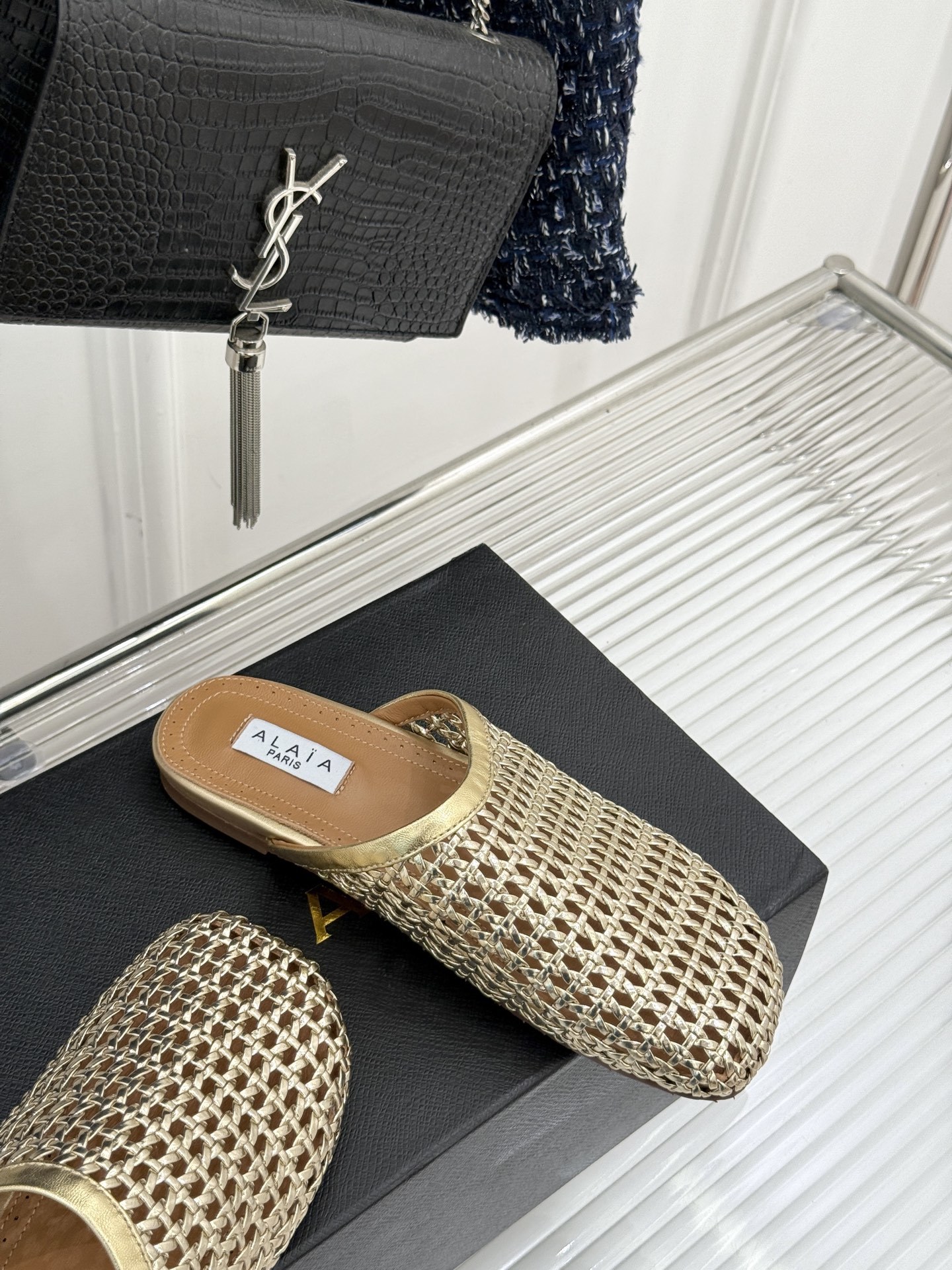 ALAIA|阿莱亚经典编制镂空半拖鞋
踏入alaia编制镂空半拖的奇妙世界
感受法式优雅与先锋设计的激