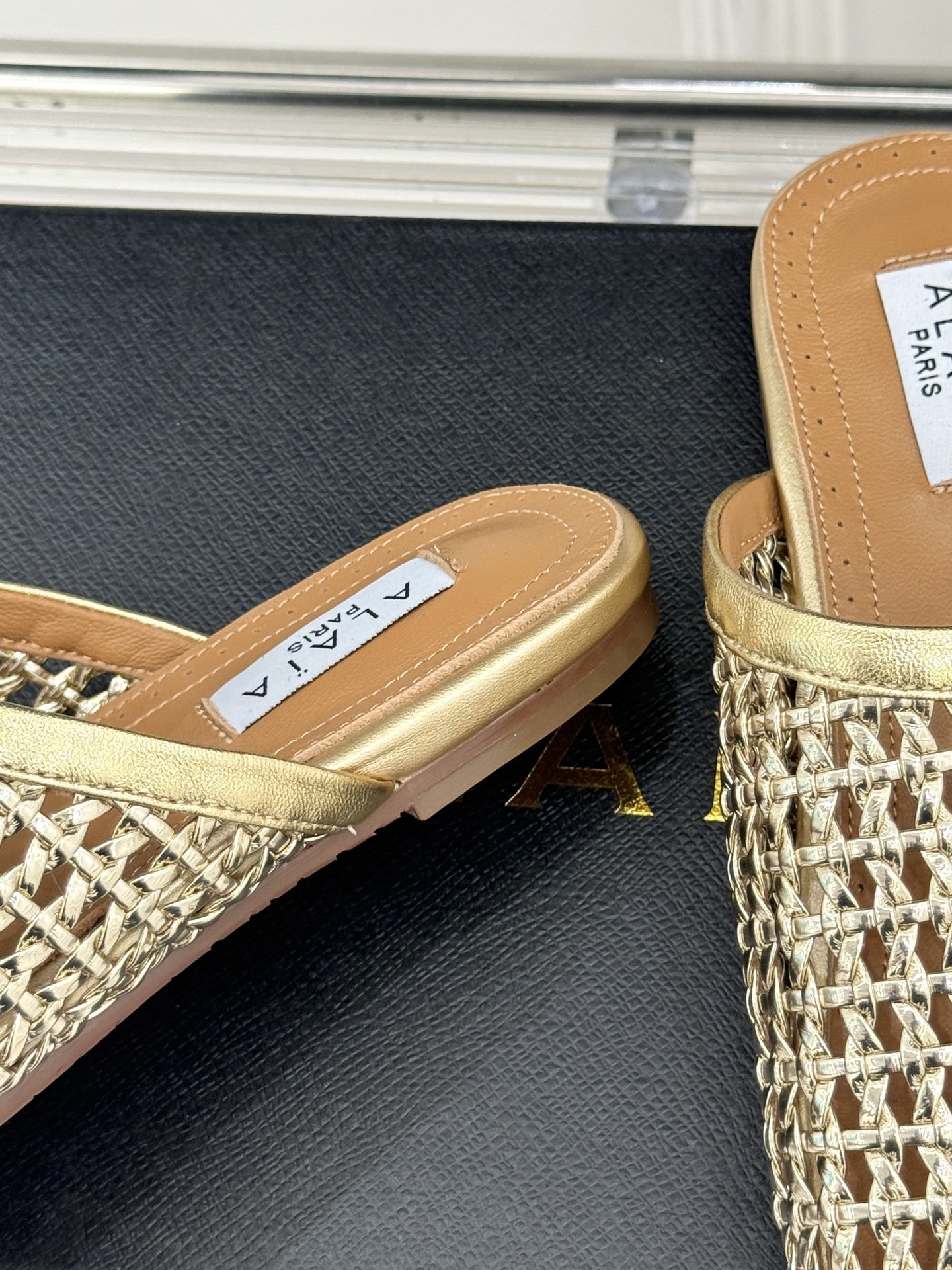 ALAIA|阿莱亚经典编制镂空半拖鞋
踏入alaia编制镂空半拖的奇妙世界
感受法式优雅与先锋设计的激