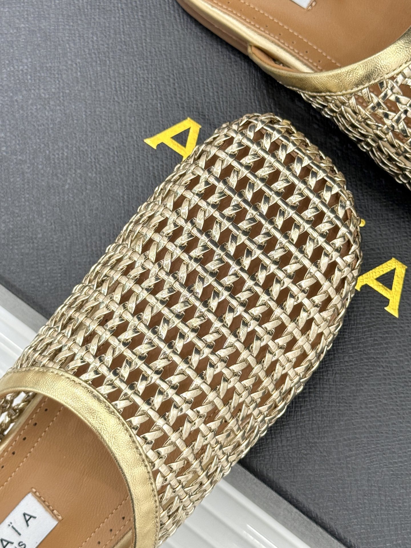ALAIA|阿莱亚经典编制镂空半拖鞋
踏入alaia编制镂空半拖的奇妙世界
感受法式优雅与先锋设计的激