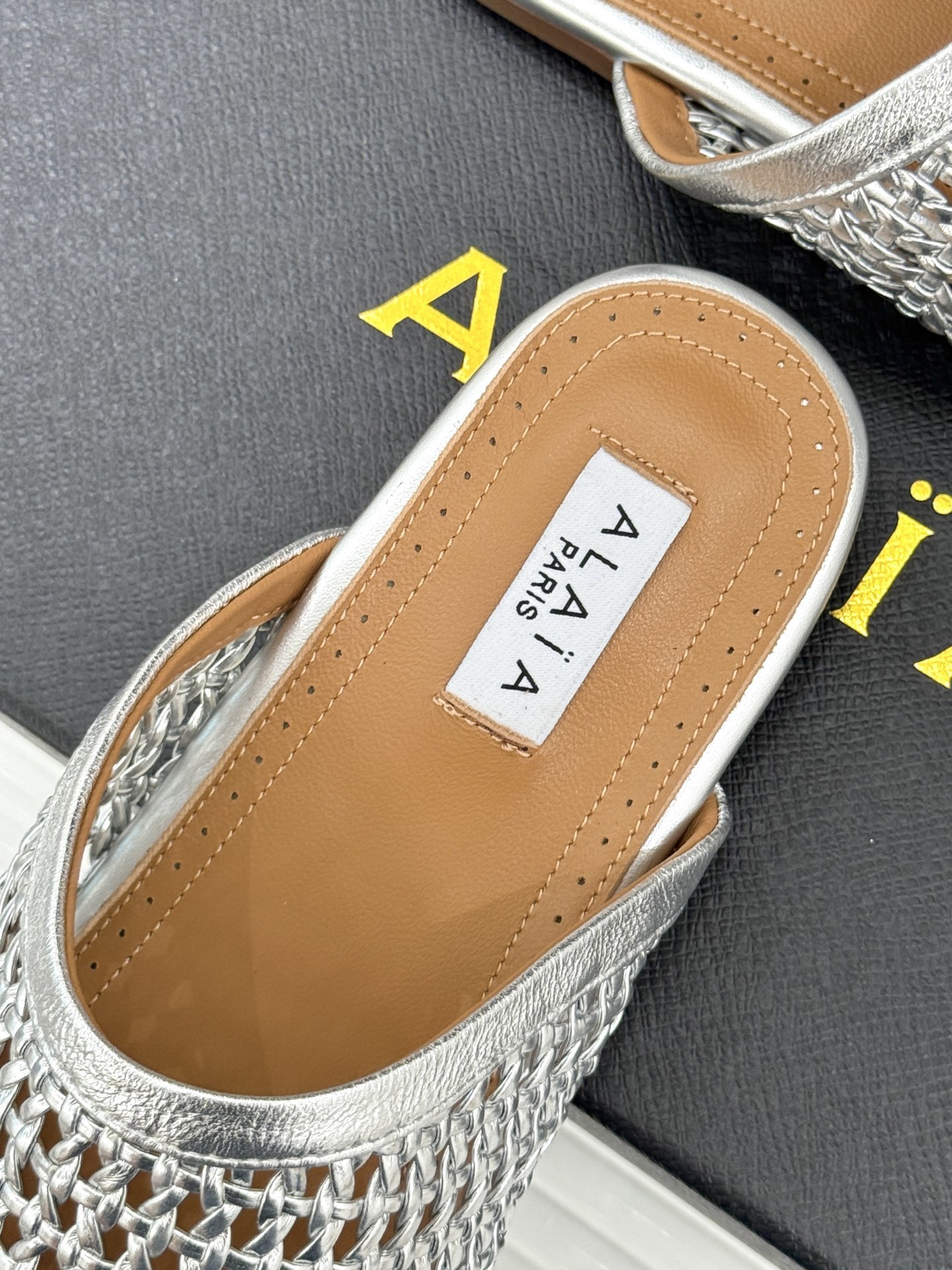 ALAIA|阿莱亚经典编制镂空半拖鞋
踏入alaia编制镂空半拖的奇妙世界
感受法式优雅与先锋设计的激