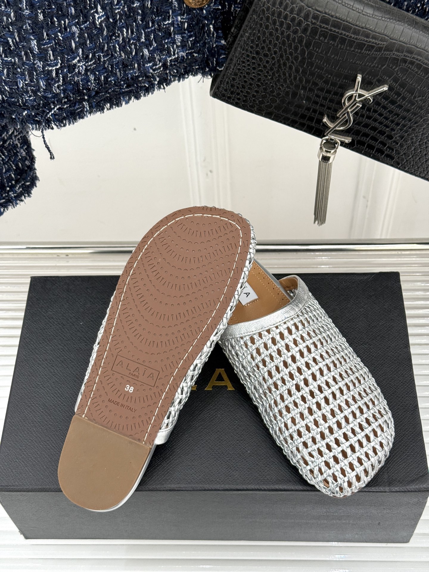 ALAIA|阿莱亚经典编制镂空半拖鞋
踏入alaia编制镂空半拖的奇妙世界
感受法式优雅与先锋设计的激