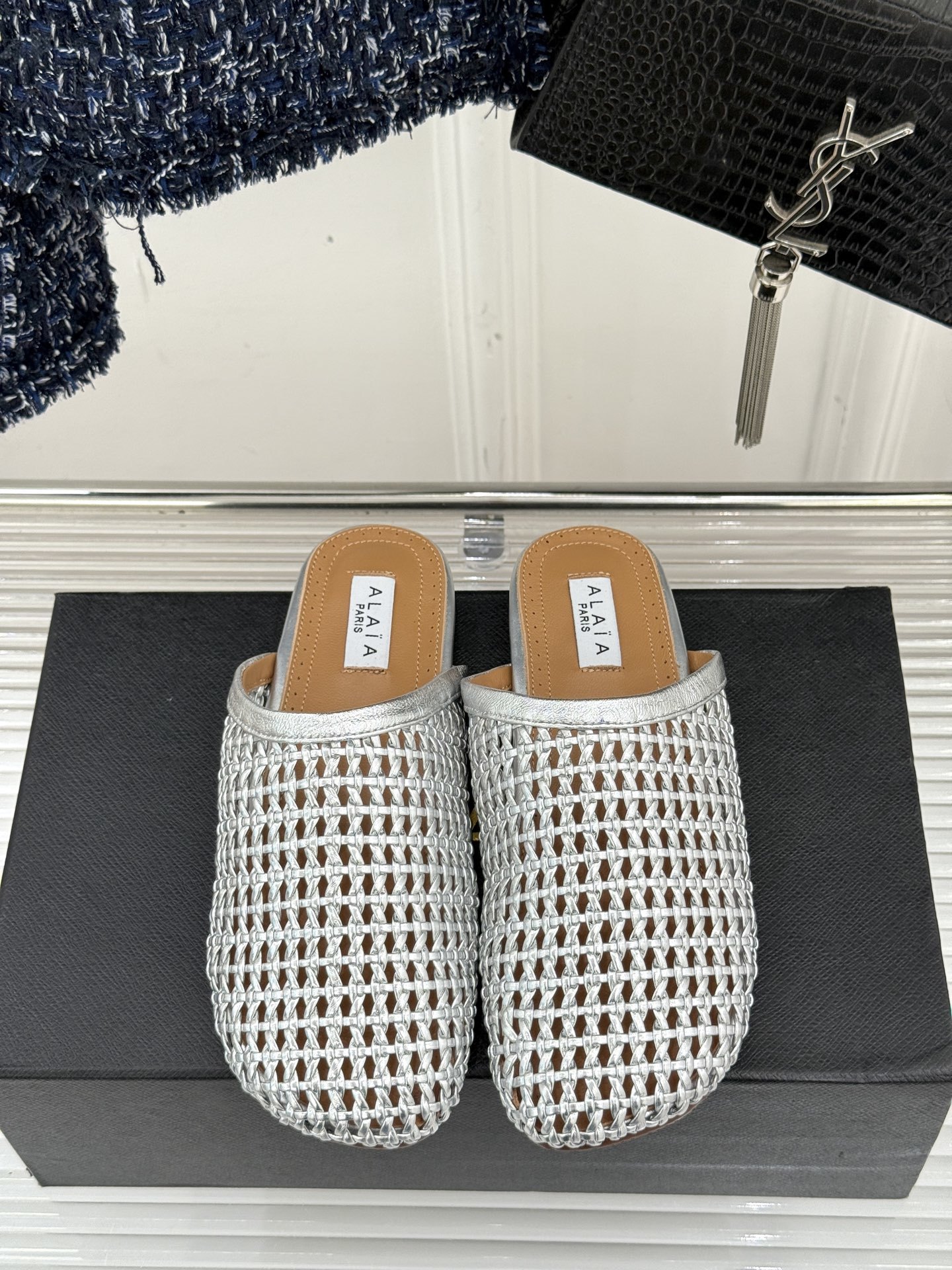 ALAIA|阿莱亚经典编制镂空半拖鞋
踏入alaia编制镂空半拖的奇妙世界
感受法式优雅与先锋设计的激