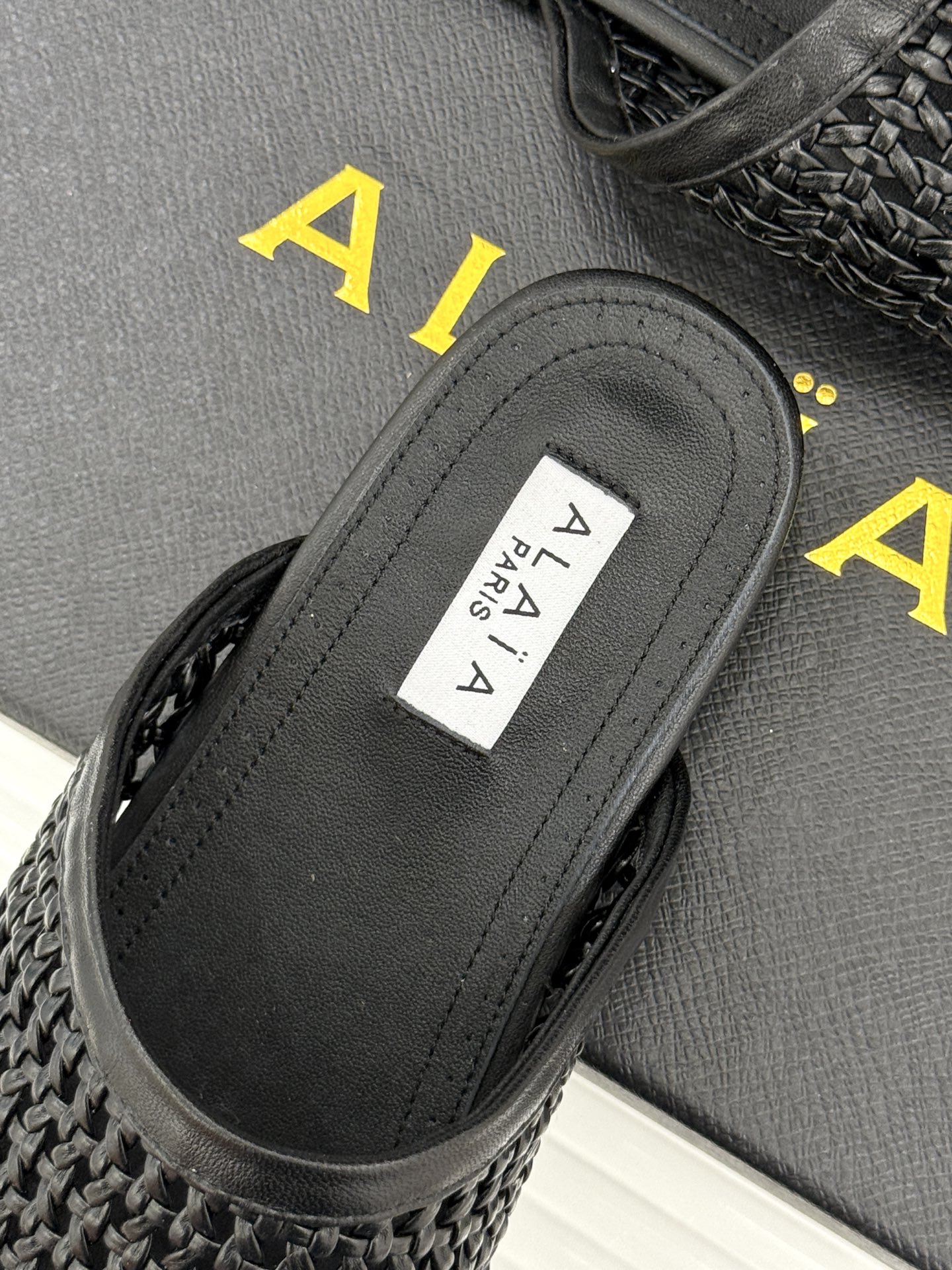 
ALAIA｜阿莱亚经典编制镂空半拖鞋
踏入alaia编制镂空半拖的奇妙世界
感受法式优雅与先锋设计的激