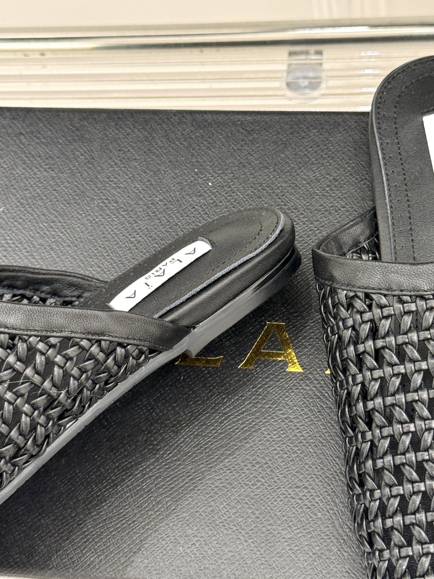 
ALAIA｜阿莱亚经典编制镂空半拖鞋
踏入alaia编制镂空半拖的奇妙世界
感受法式优雅与先锋设计的激