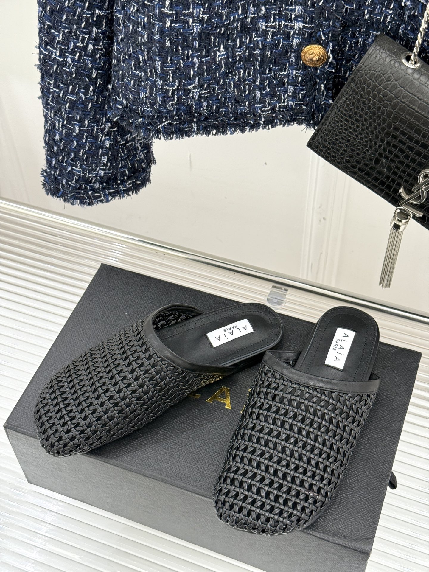 
ALAIA｜阿莱亚经典编制镂空半拖鞋
踏入alaia编制镂空半拖的奇妙世界
感受法式优雅与先锋设计的激