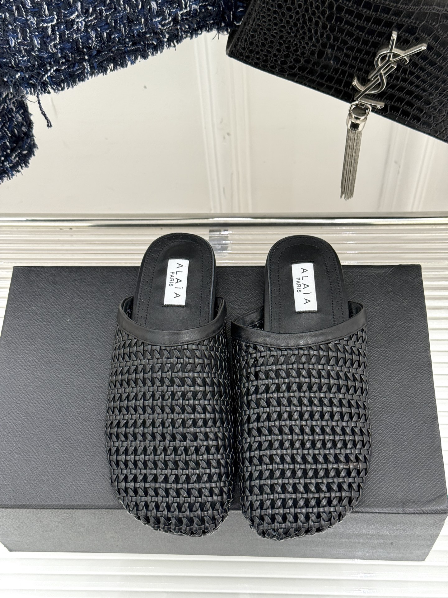 
ALAIA｜阿莱亚经典编制镂空半拖鞋
踏入alaia编制镂空半拖的奇妙世界
感受法式优雅与先锋设计的激