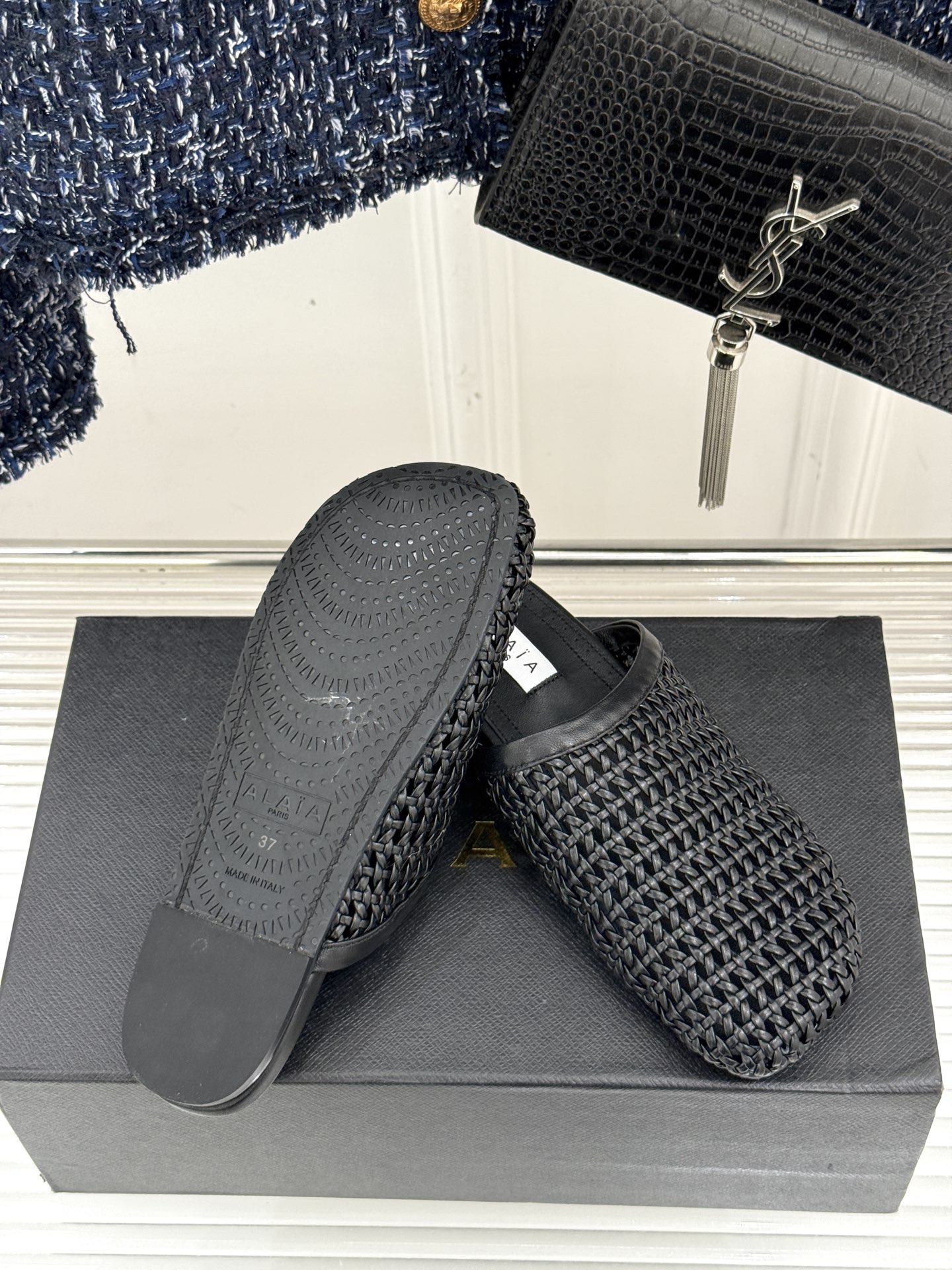 
ALAIA｜阿莱亚经典编制镂空半拖鞋
踏入alaia编制镂空半拖的奇妙世界
感受法式优雅与先锋设计的激