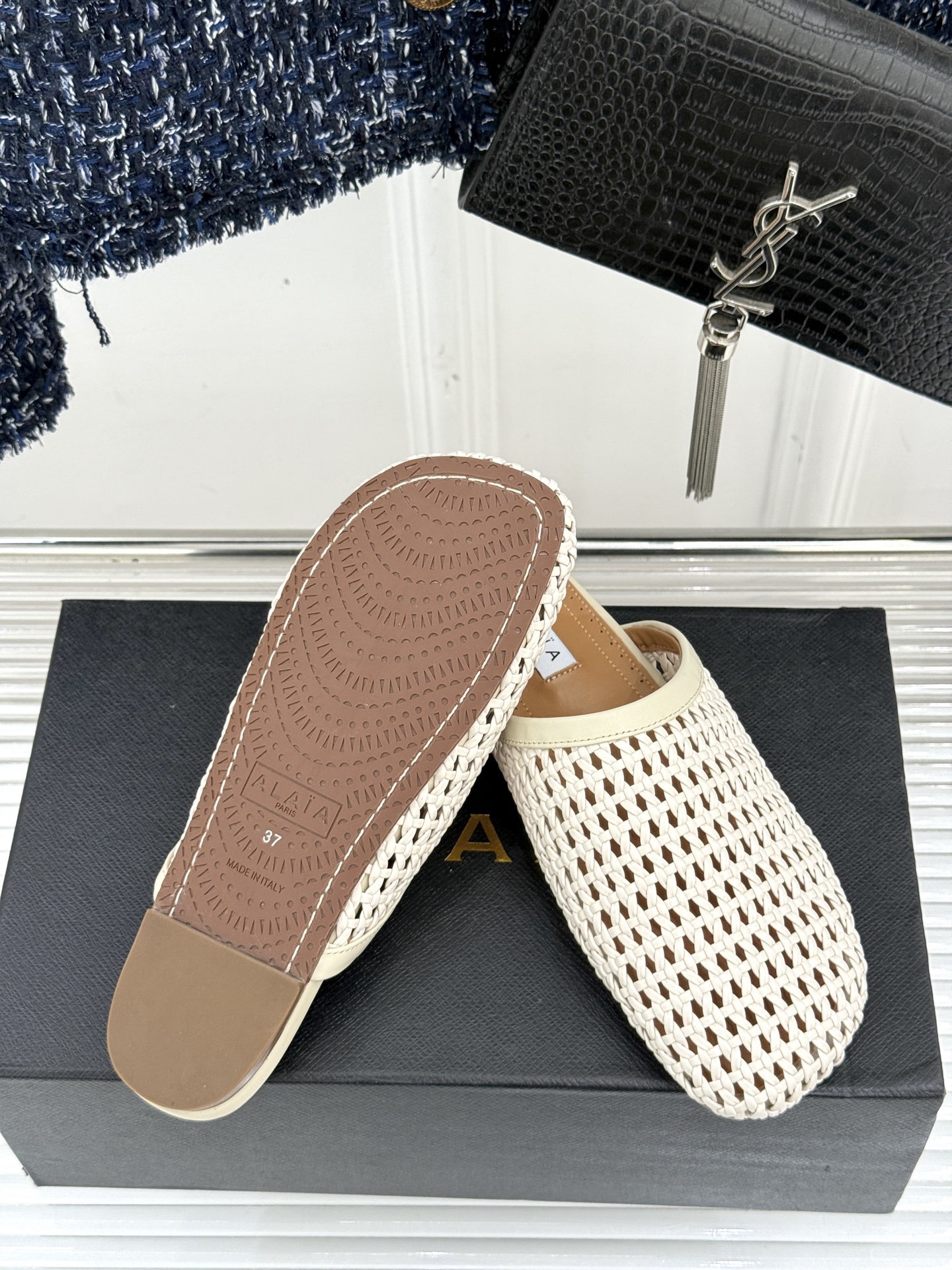 ALAIA|阿莱亚经典编制镂空半拖鞋
踏入alaia编制镂空半拖的奇妙世界
感受法式优雅与先锋设计的激