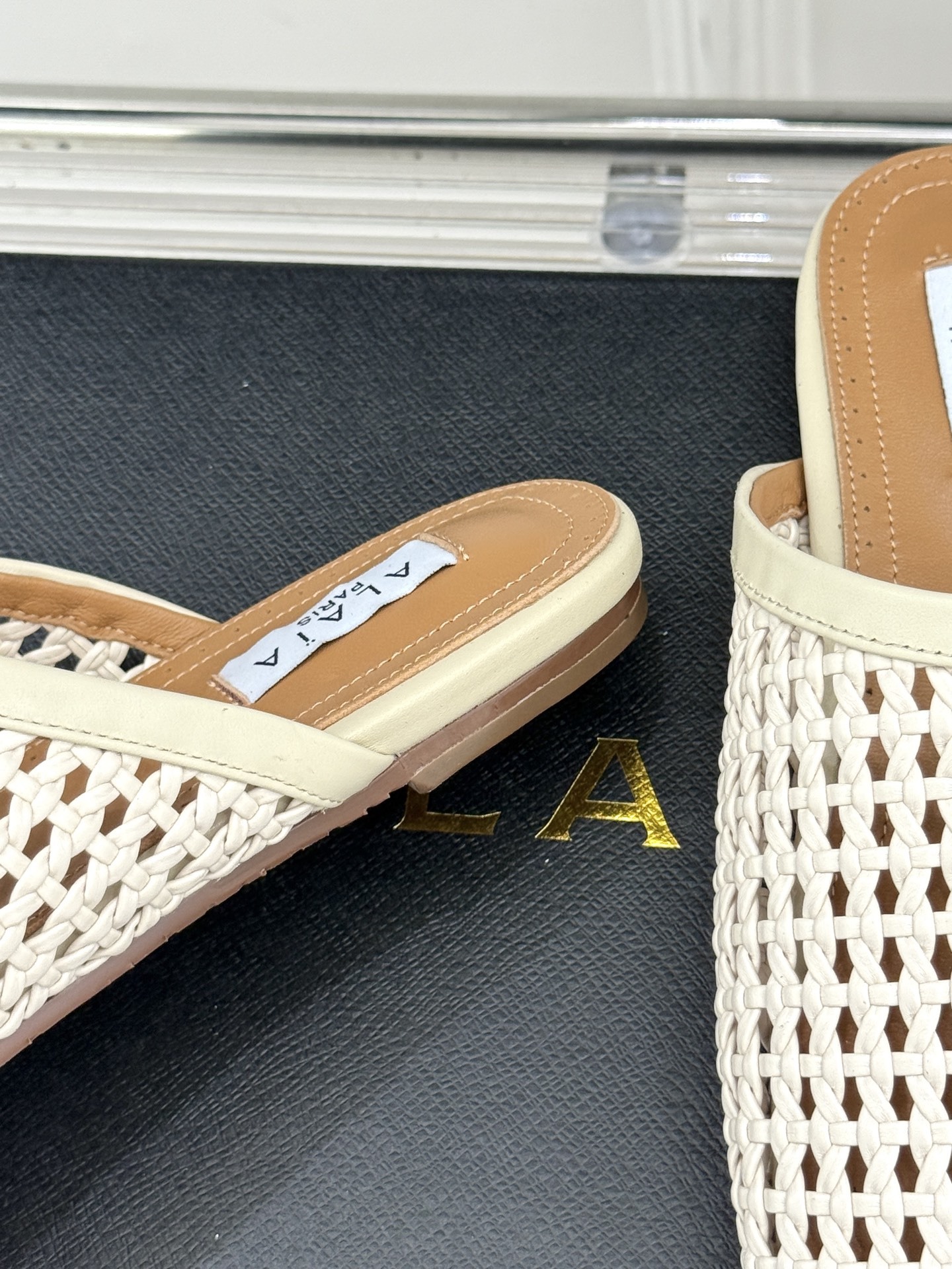 ALAIA|阿莱亚经典编制镂空半拖鞋
踏入alaia编制镂空半拖的奇妙世界
感受法式优雅与先锋设计的激