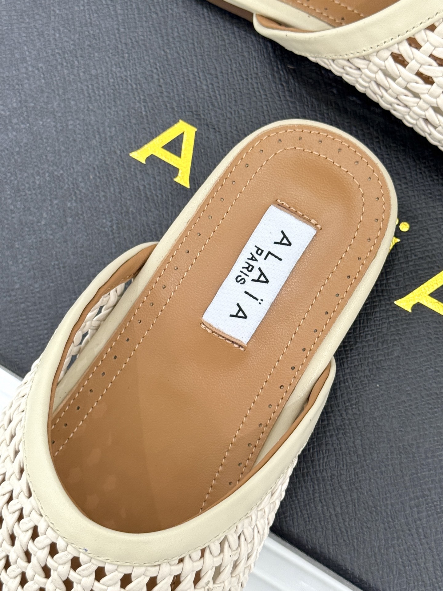ALAIA|阿莱亚经典编制镂空半拖鞋
踏入alaia编制镂空半拖的奇妙世界
感受法式优雅与先锋设计的激