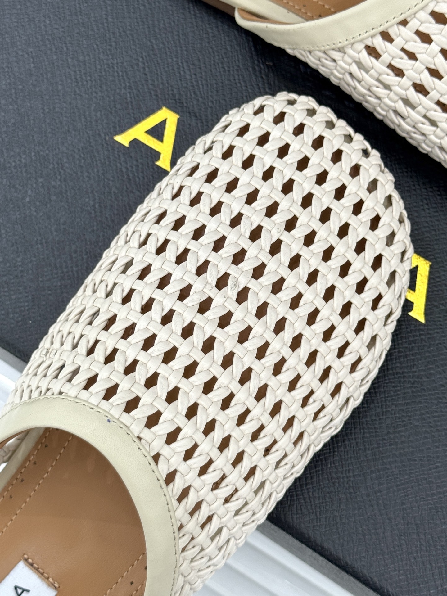 ALAIA|阿莱亚经典编制镂空半拖鞋
踏入alaia编制镂空半拖的奇妙世界
感受法式优雅与先锋设计的激