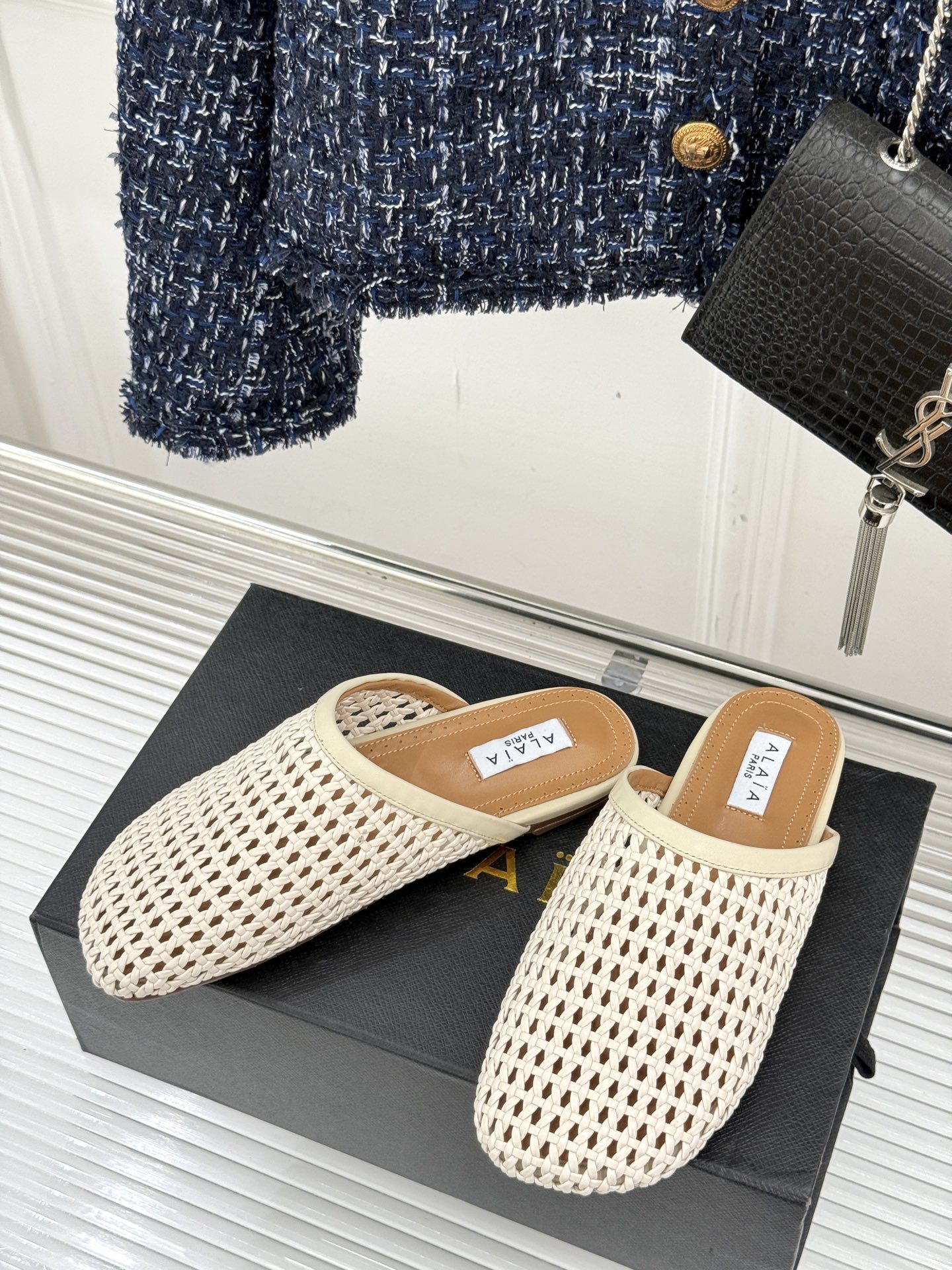 ALAIA|阿莱亚经典编制镂空半拖鞋
踏入alaia编制镂空半拖的奇妙世界
感受法式优雅与先锋设计的激