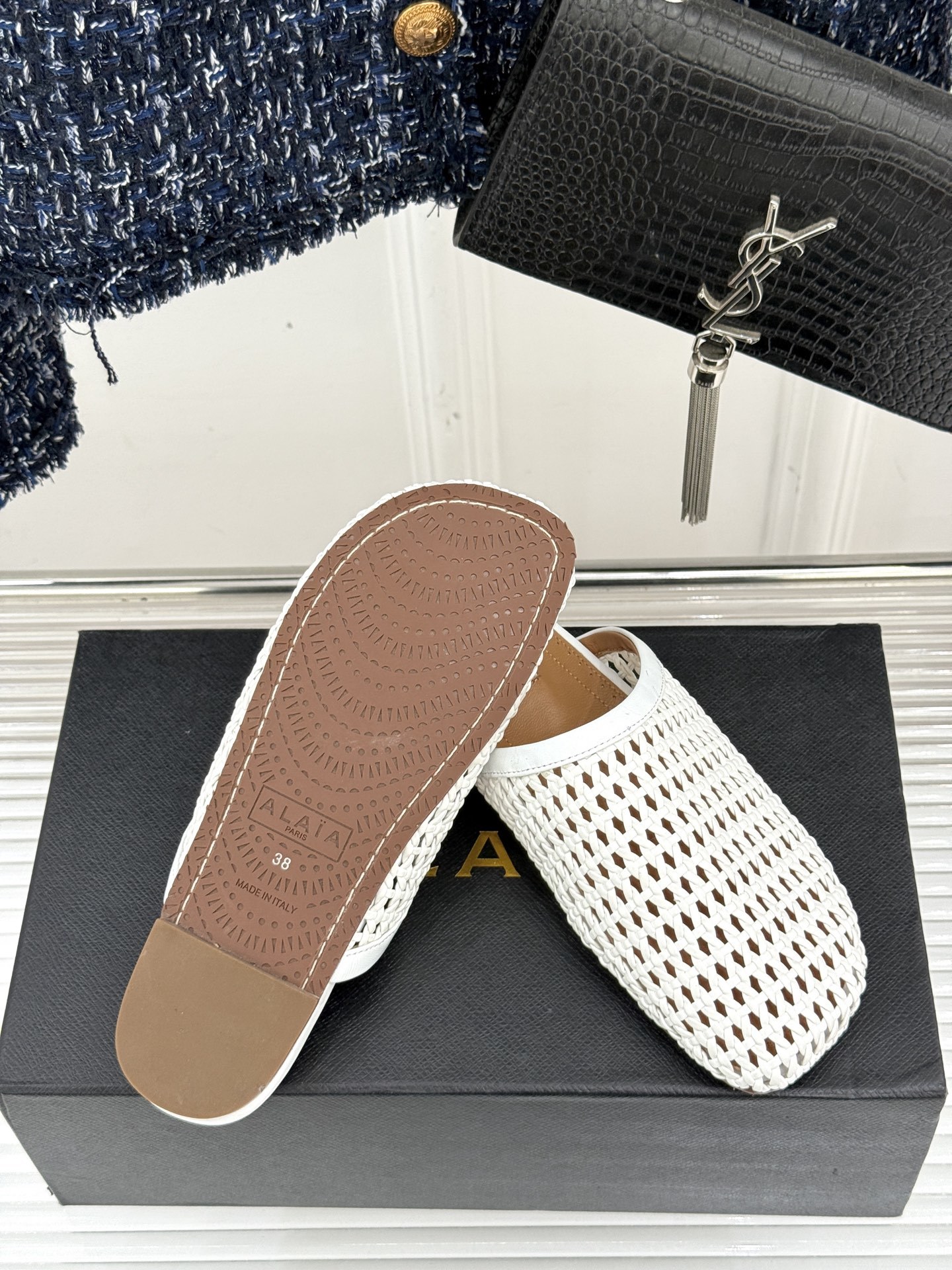 ALAIA|阿莱亚经典编制镂空半拖鞋
踏入alaia编制镂空半拖的奇妙世界
感受法式优雅与先锋设计的激