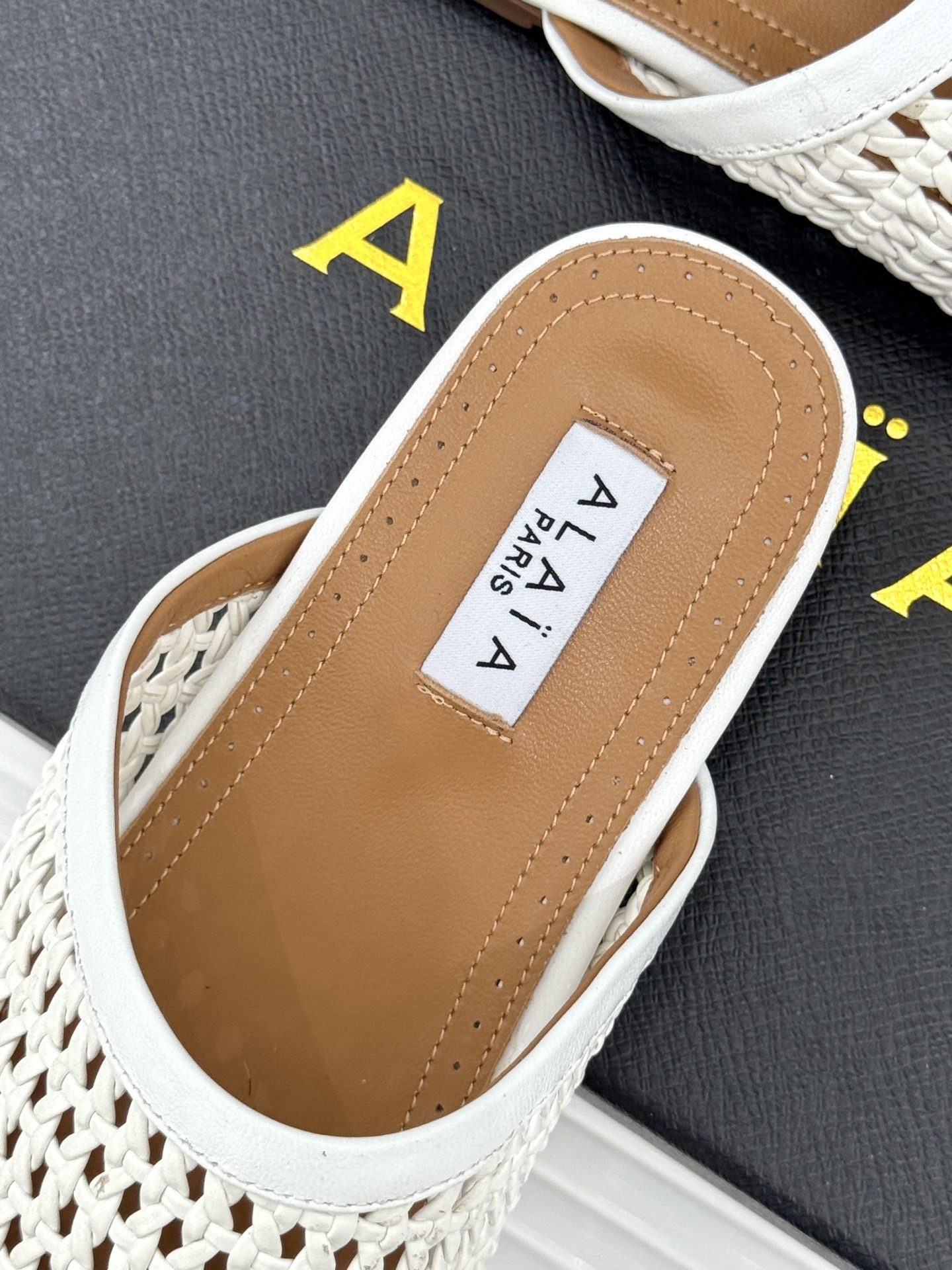ALAIA|阿莱亚经典编制镂空半拖鞋
踏入alaia编制镂空半拖的奇妙世界
感受法式优雅与先锋设计的激