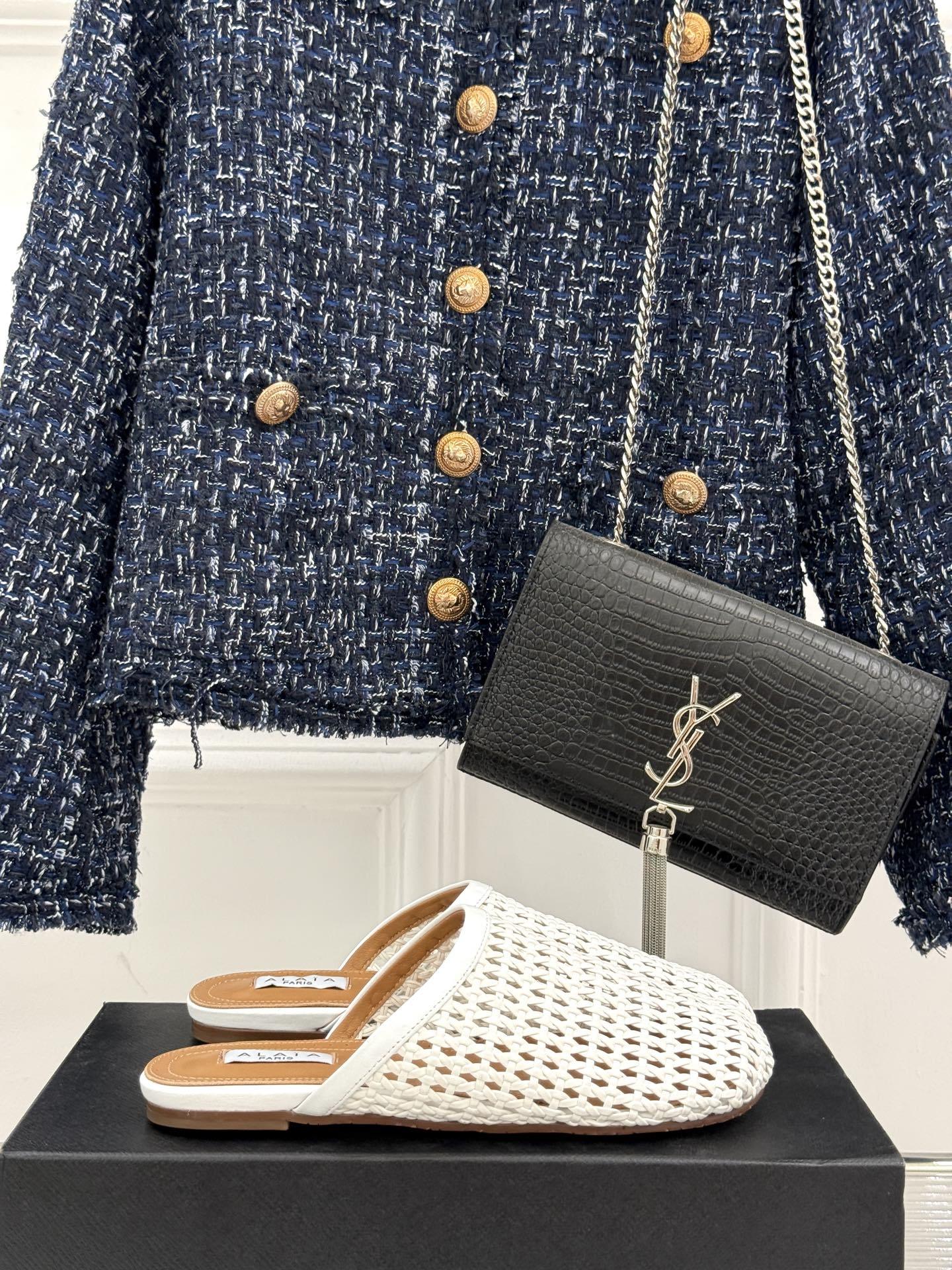 ALAIA|阿莱亚经典编制镂空半拖鞋
踏入alaia编制镂空半拖的奇妙世界
感受法式优雅与先锋设计的激