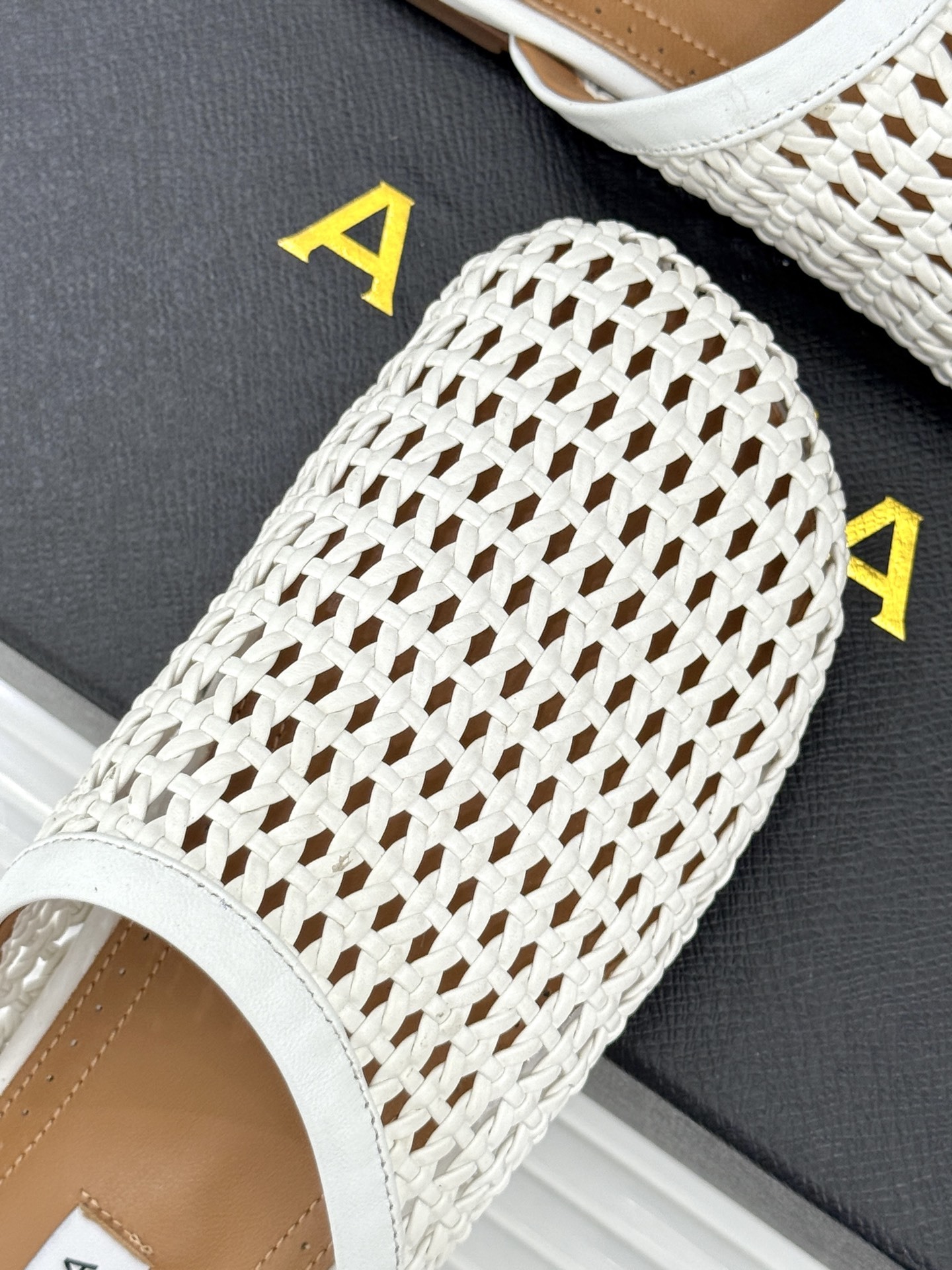 ALAIA|阿莱亚经典编制镂空半拖鞋
踏入alaia编制镂空半拖的奇妙世界
感受法式优雅与先锋设计的激