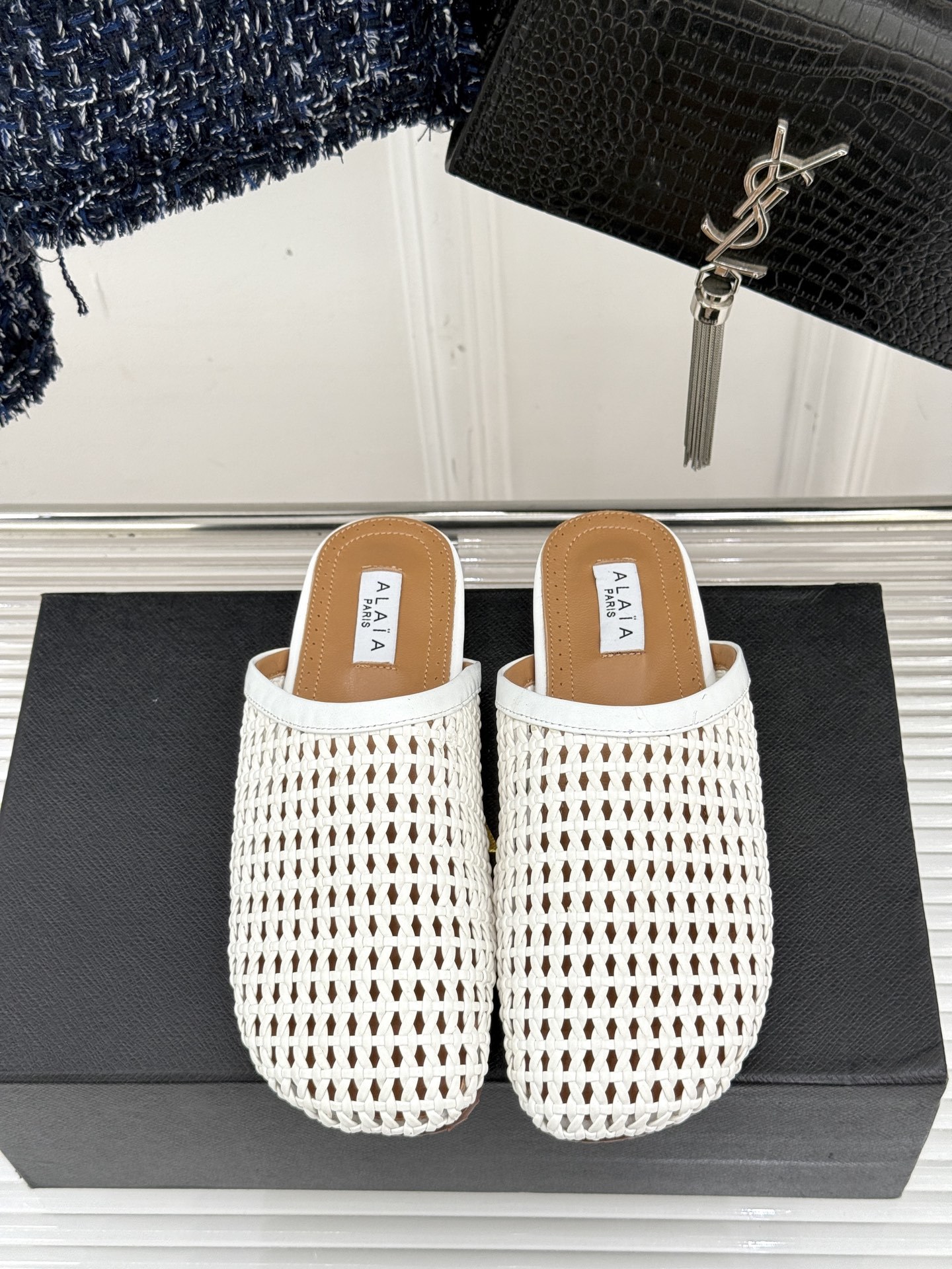 ALAIA|阿莱亚经典编制镂空半拖鞋
踏入alaia编制镂空半拖的奇妙世界
感受法式优雅与先锋设计的激