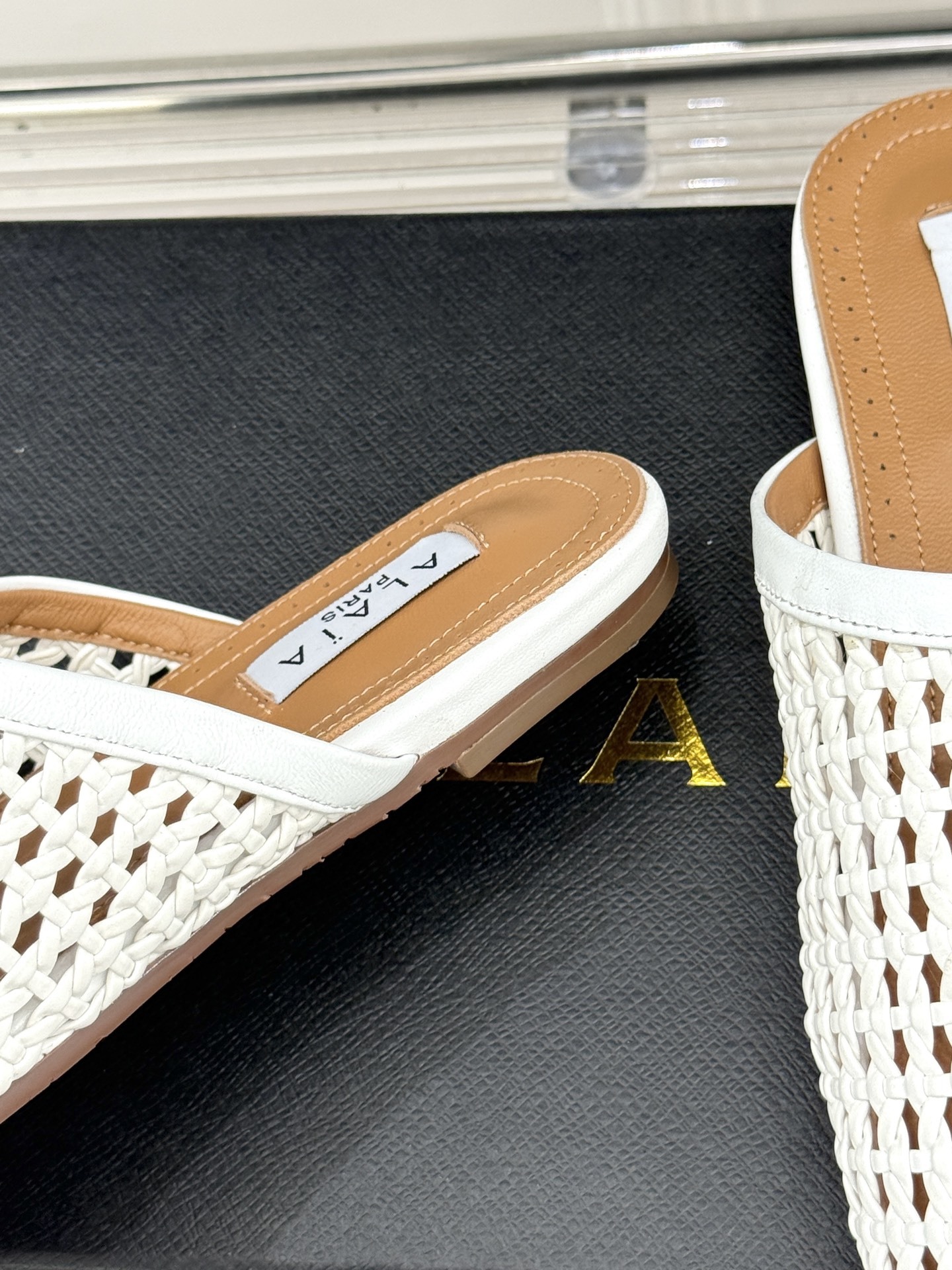 ALAIA|阿莱亚经典编制镂空半拖鞋
踏入alaia编制镂空半拖的奇妙世界
感受法式优雅与先锋设计的激