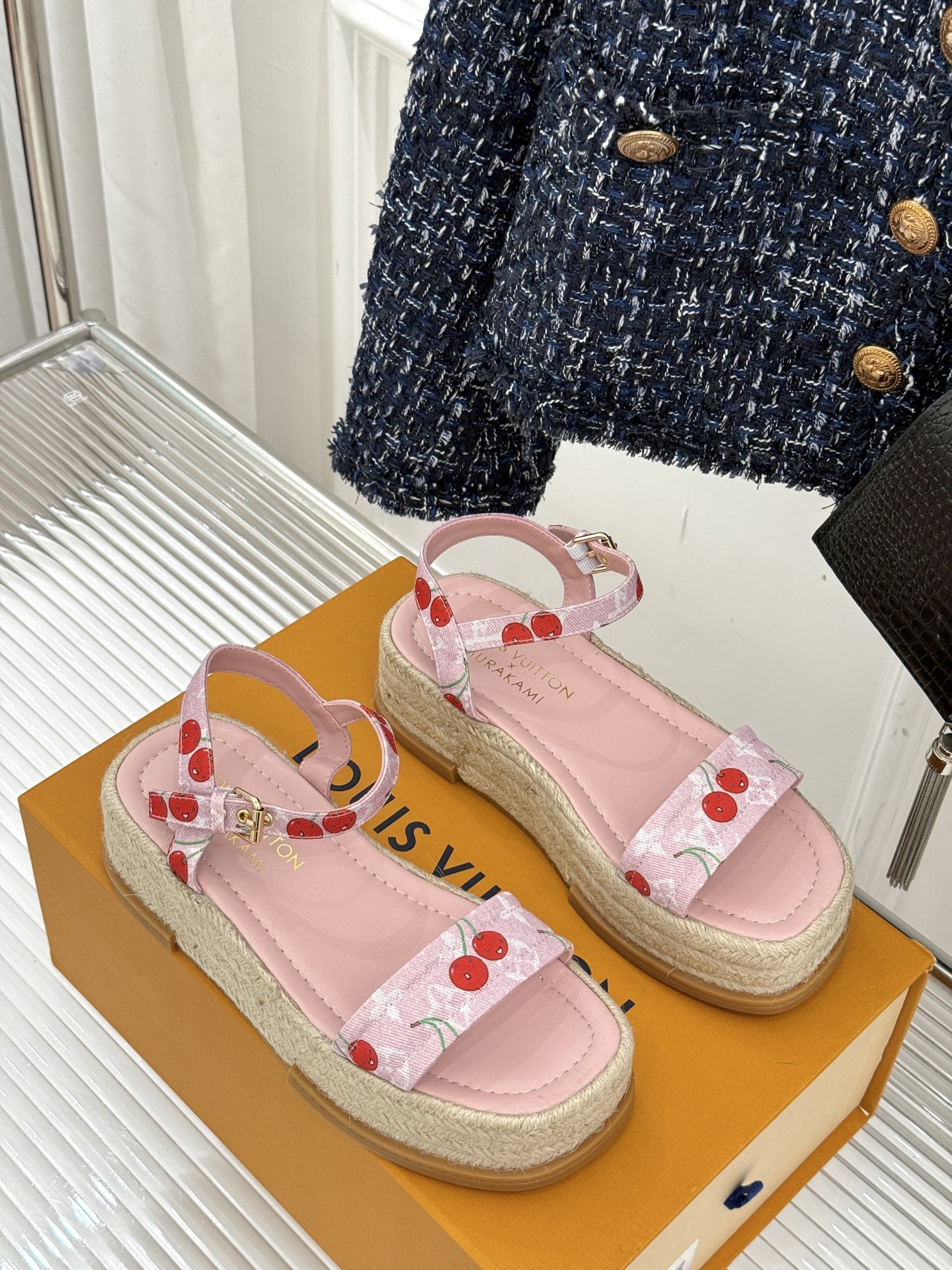 
L*V驴牌25s春夏新品樱桃🍒麻绳厚底凉鞋
踏入明媚夏日 怎能少了麻绳底厚底凉鞋？
3D电绣工艺呈现的