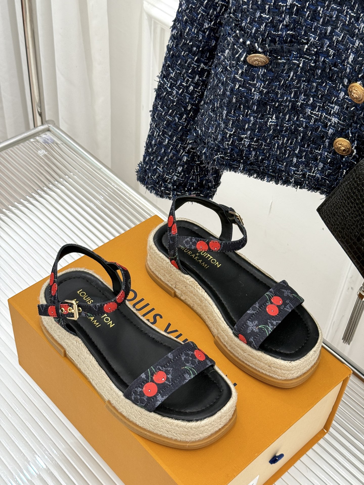 
L*V驴牌25s春夏新品樱桃🍒麻绳厚底凉鞋
踏入明媚夏日 怎能少了麻绳底厚底凉鞋？
3D电绣工艺呈现的
