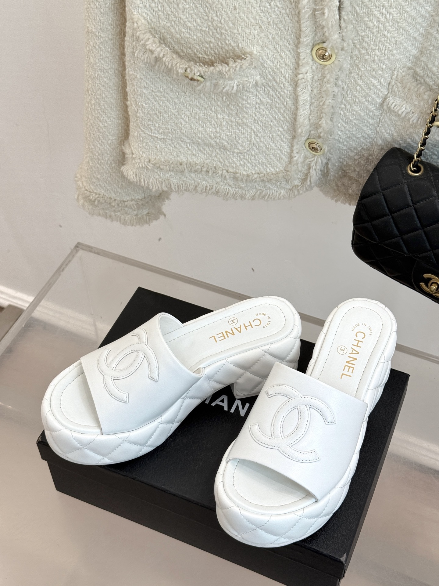 CHANE* |小香25A春夏新品
菱格大双C厚底拖鞋,
每一步都踏出法式优雅。
鞋面以细腻小羊皮精