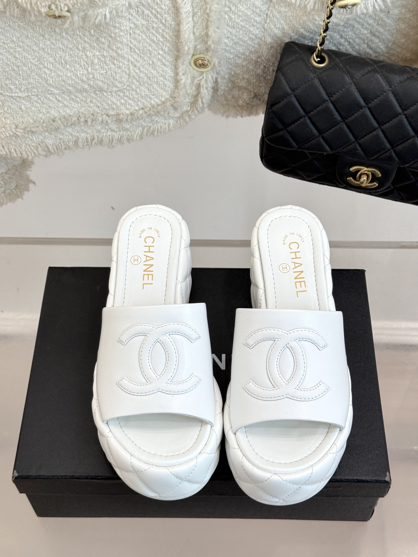 CHANE* |小香25A春夏新品
菱格大双C厚底拖鞋,
每一步都踏出法式优雅。
鞋面以细腻小羊皮精
