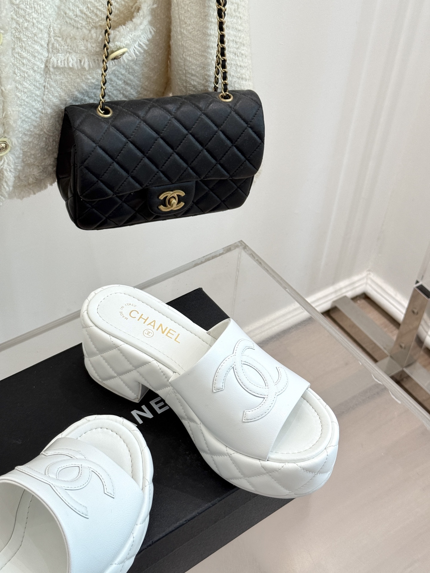 CHANE* |小香25A春夏新品
菱格大双C厚底拖鞋,
每一步都踏出法式优雅。
鞋面以细腻小羊皮精