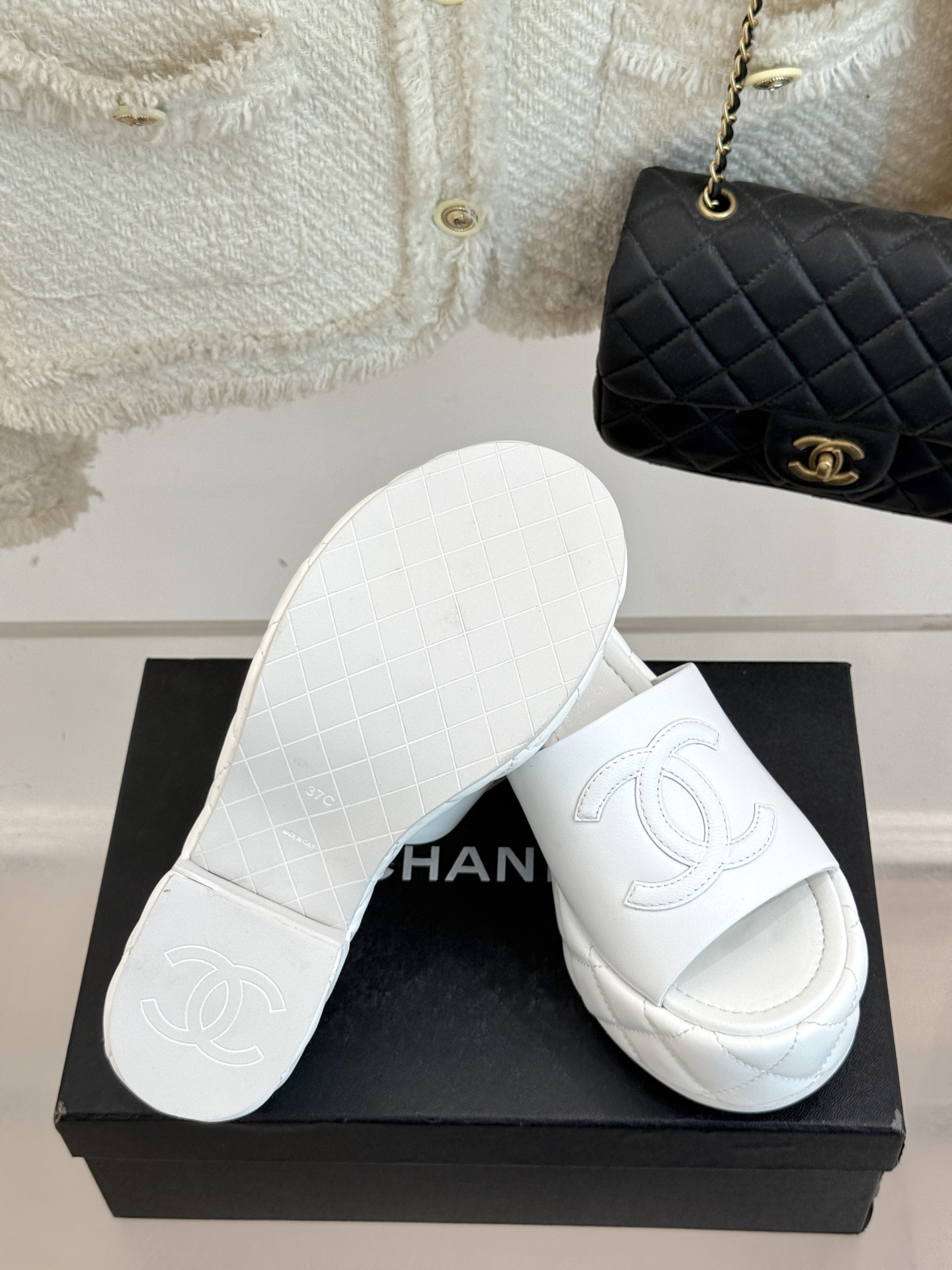CHANE* |小香25A春夏新品
菱格大双C厚底拖鞋,
每一步都踏出法式优雅。
鞋面以细腻小羊皮精