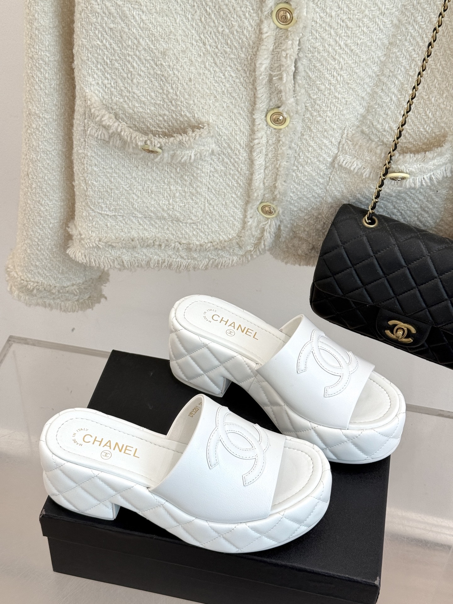 CHANE* |小香25A春夏新品
菱格大双C厚底拖鞋,
每一步都踏出法式优雅。
鞋面以细腻小羊皮精