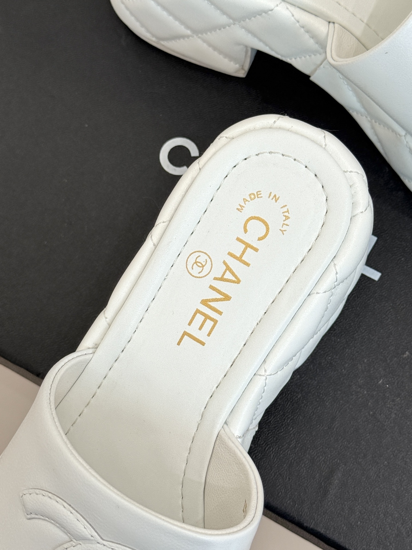 CHANE* |小香25A春夏新品
菱格大双C厚底拖鞋,
每一步都踏出法式优雅。
鞋面以细腻小羊皮精