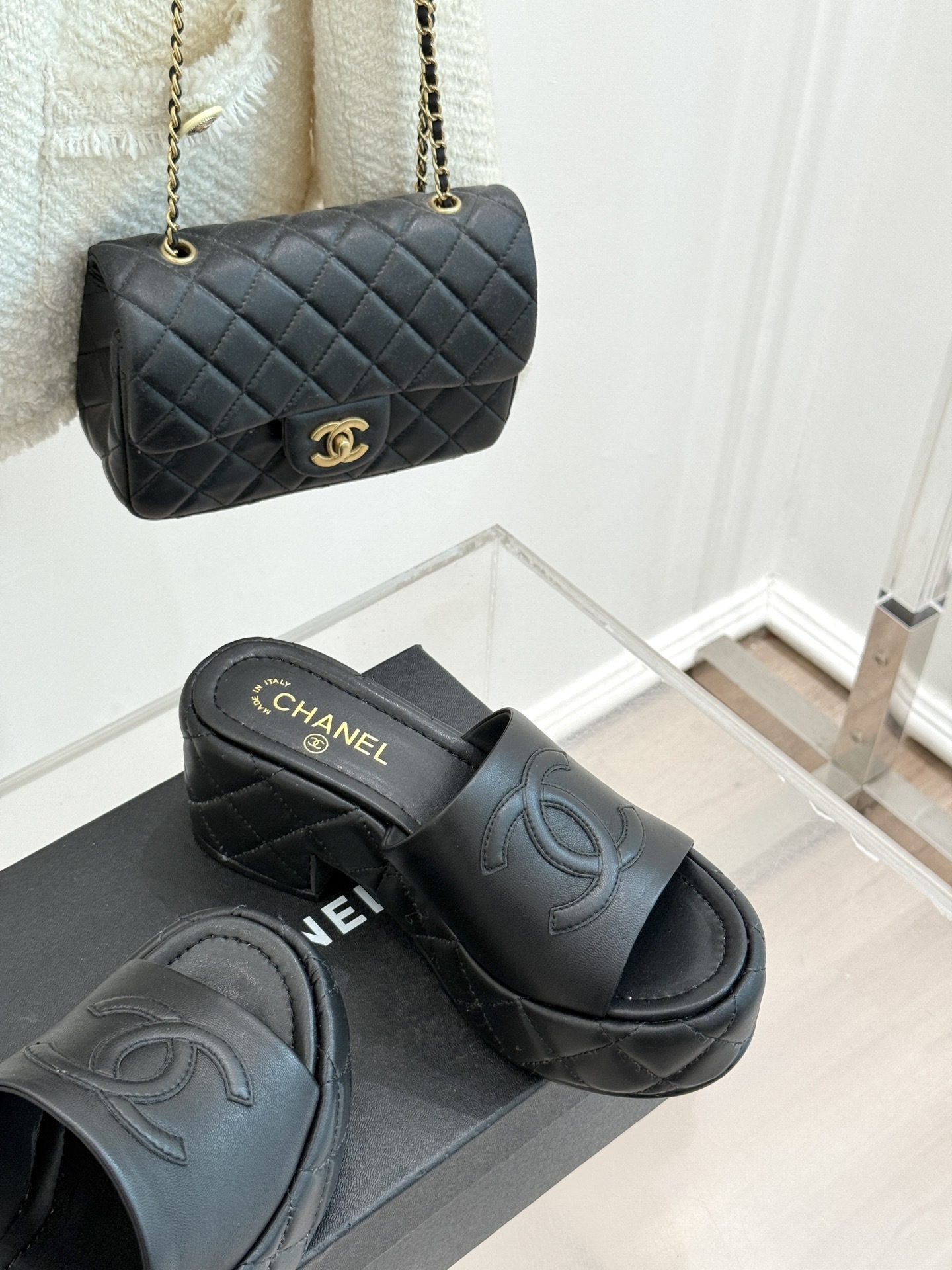 CHANE* |小香25A春夏新品
菱格大双C厚底拖鞋,
每一步都踏出法式优雅。
鞋面以细腻小羊皮精