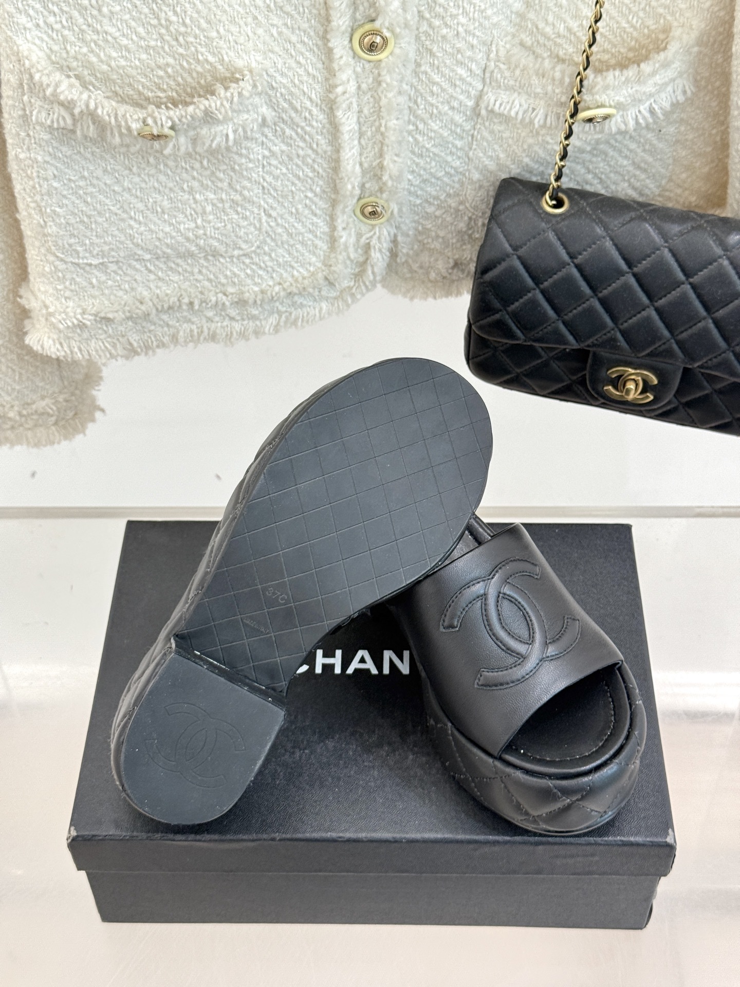 CHANE* |小香25A春夏新品
菱格大双C厚底拖鞋,
每一步都踏出法式优雅。
鞋面以细腻小羊皮精