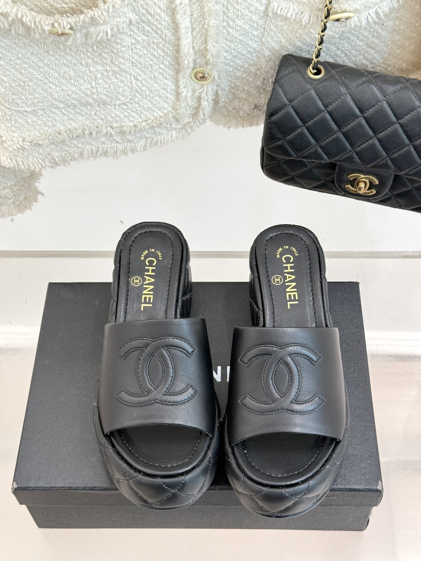 CHANE* |小香25A春夏新品
菱格大双C厚底拖鞋,
每一步都踏出法式优雅。
鞋面以细腻小羊皮精