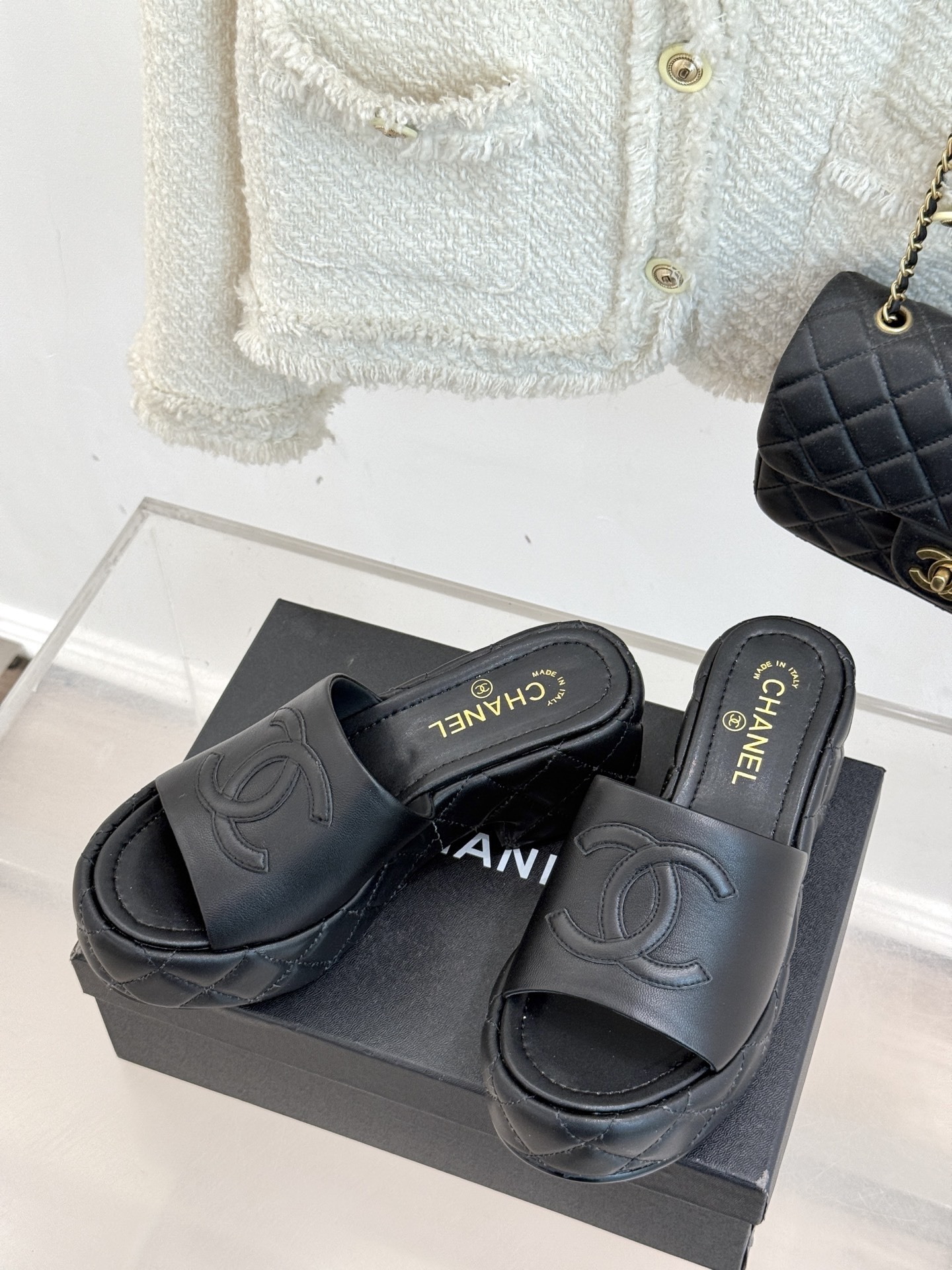 CHANE* |小香25A春夏新品
菱格大双C厚底拖鞋,
每一步都踏出法式优雅。
鞋面以细腻小羊皮精