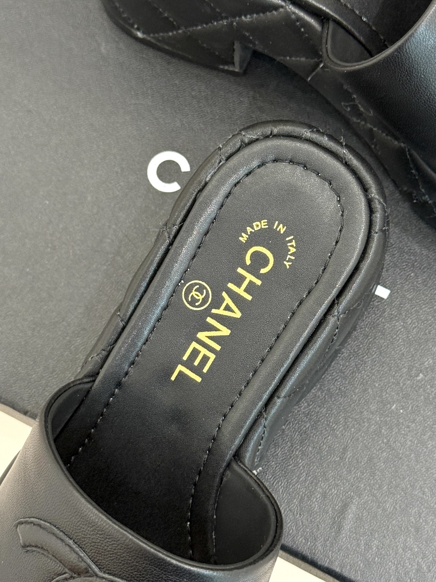 CHANE* |小香25A春夏新品
菱格大双C厚底拖鞋,
每一步都踏出法式优雅。
鞋面以细腻小羊皮精