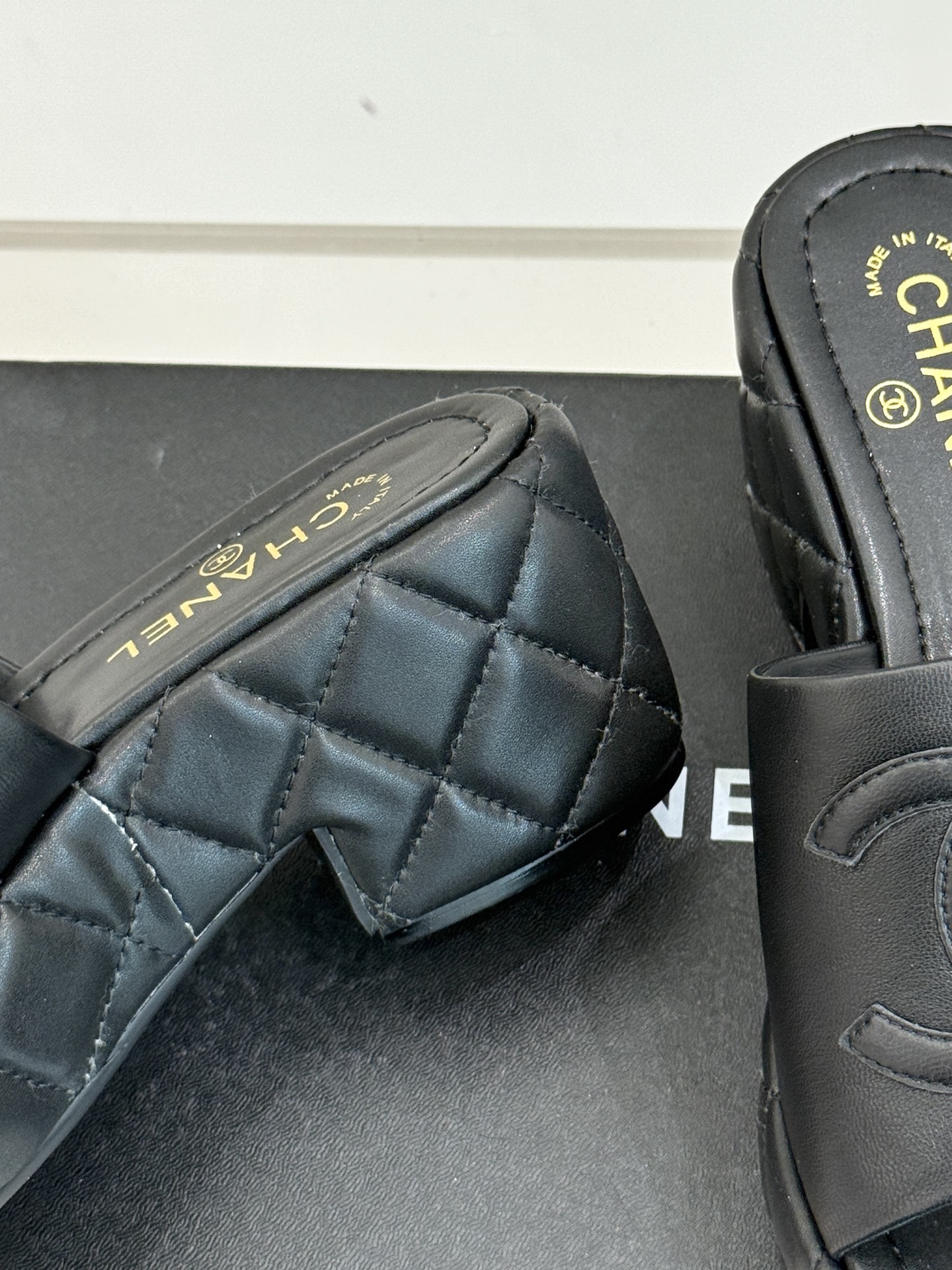 CHANE* |小香25A春夏新品
菱格大双C厚底拖鞋,
每一步都踏出法式优雅。
鞋面以细腻小羊皮精