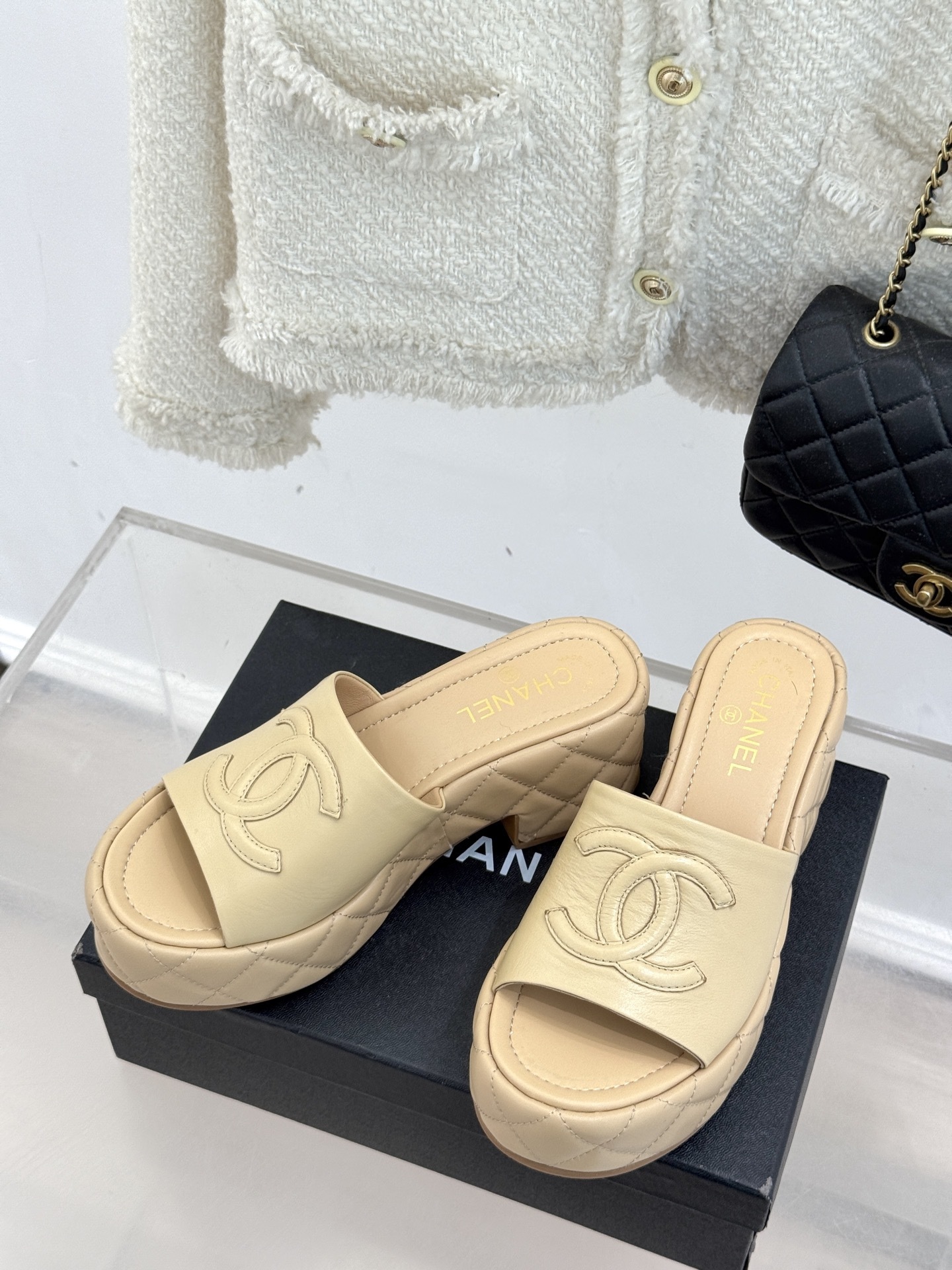 CHANE* |小香25A春夏新品
菱格大双C厚底拖鞋,
每一步都踏出法式优雅。
鞋面以细腻小羊皮精