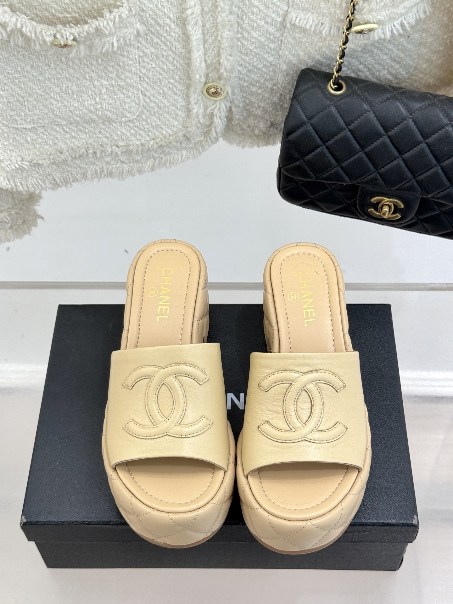 CHANE* |小香25A春夏新品
菱格大双C厚底拖鞋,
每一步都踏出法式优雅。
鞋面以细腻小羊皮精