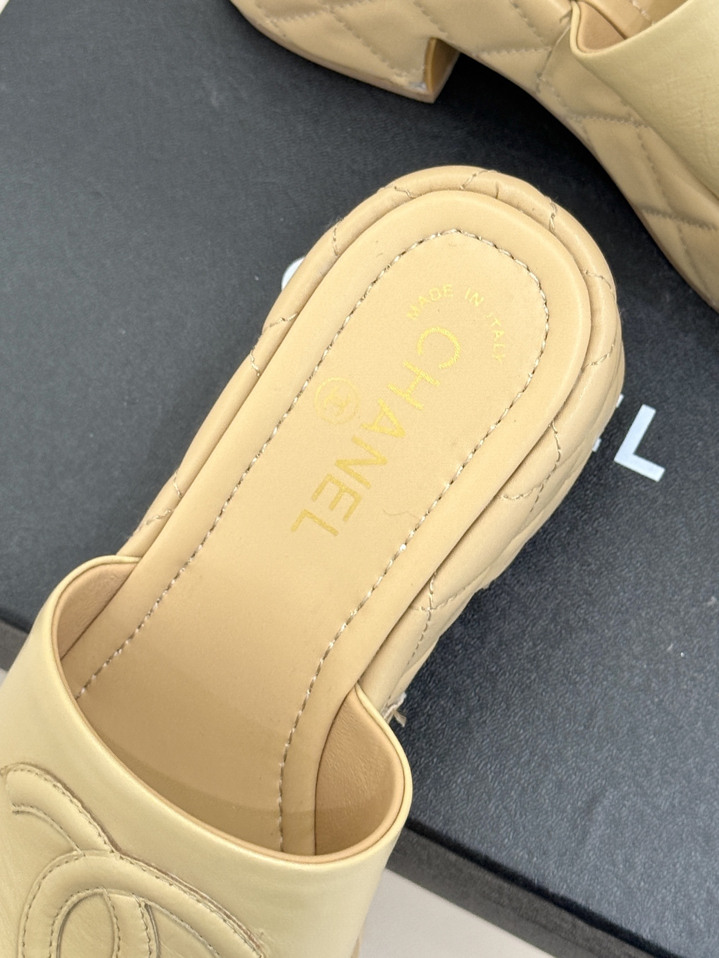 CHANE* |小香25A春夏新品
菱格大双C厚底拖鞋,
每一步都踏出法式优雅。
鞋面以细腻小羊皮精