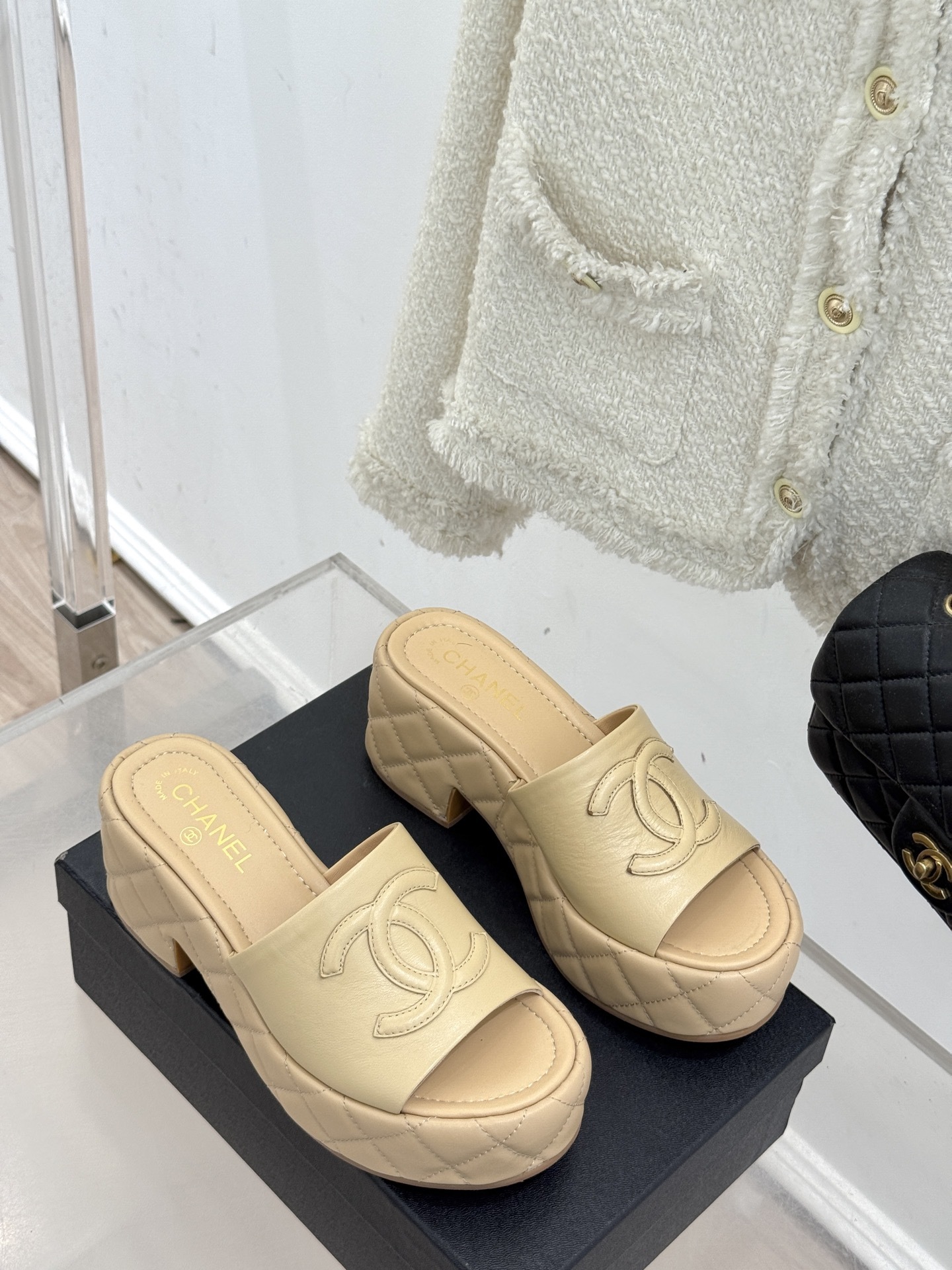 CHANE* |小香25A春夏新品
菱格大双C厚底拖鞋,
每一步都踏出法式优雅。
鞋面以细腻小羊皮精