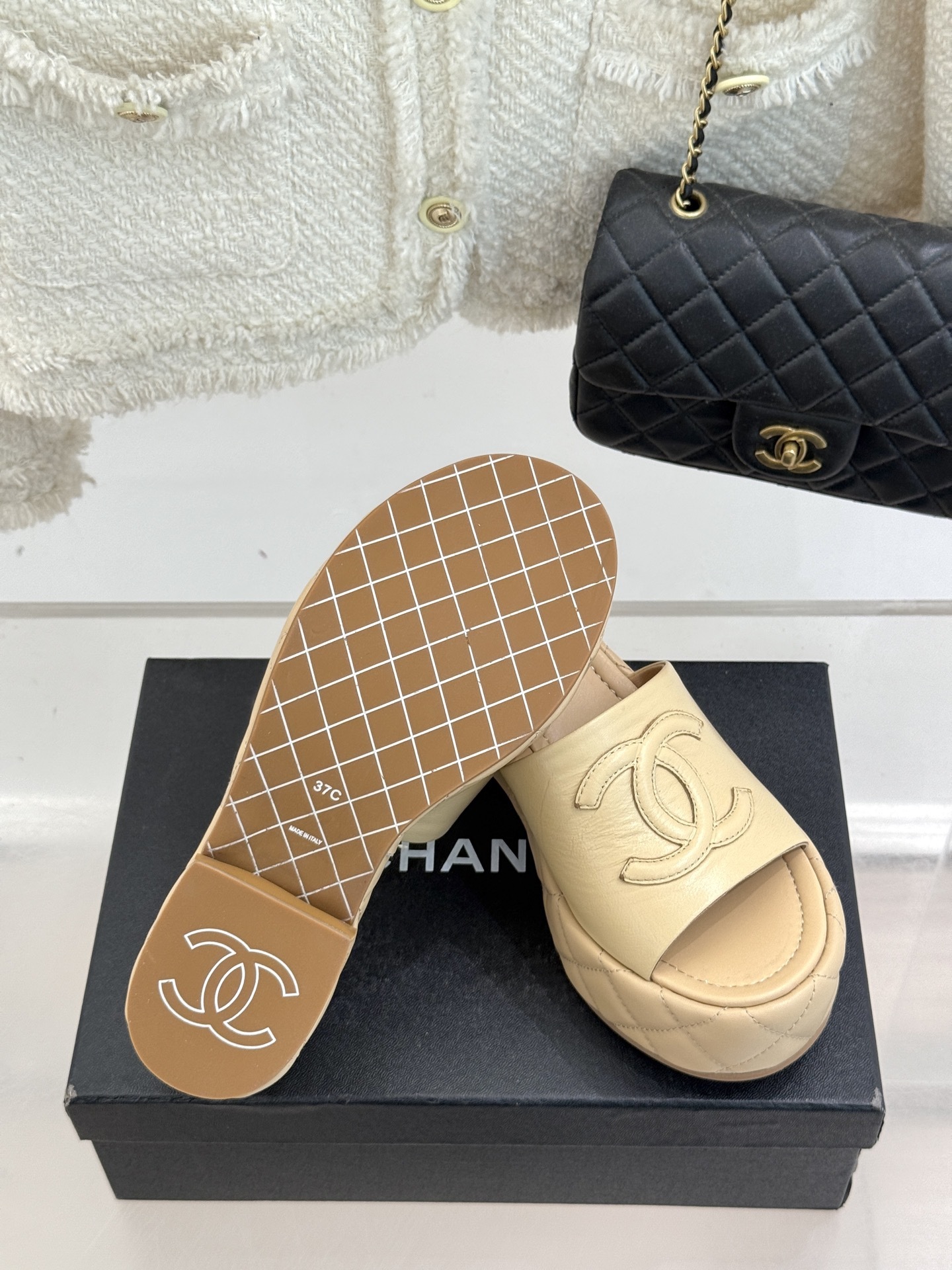 CHANE* |小香25A春夏新品
菱格大双C厚底拖鞋,
每一步都踏出法式优雅。
鞋面以细腻小羊皮精