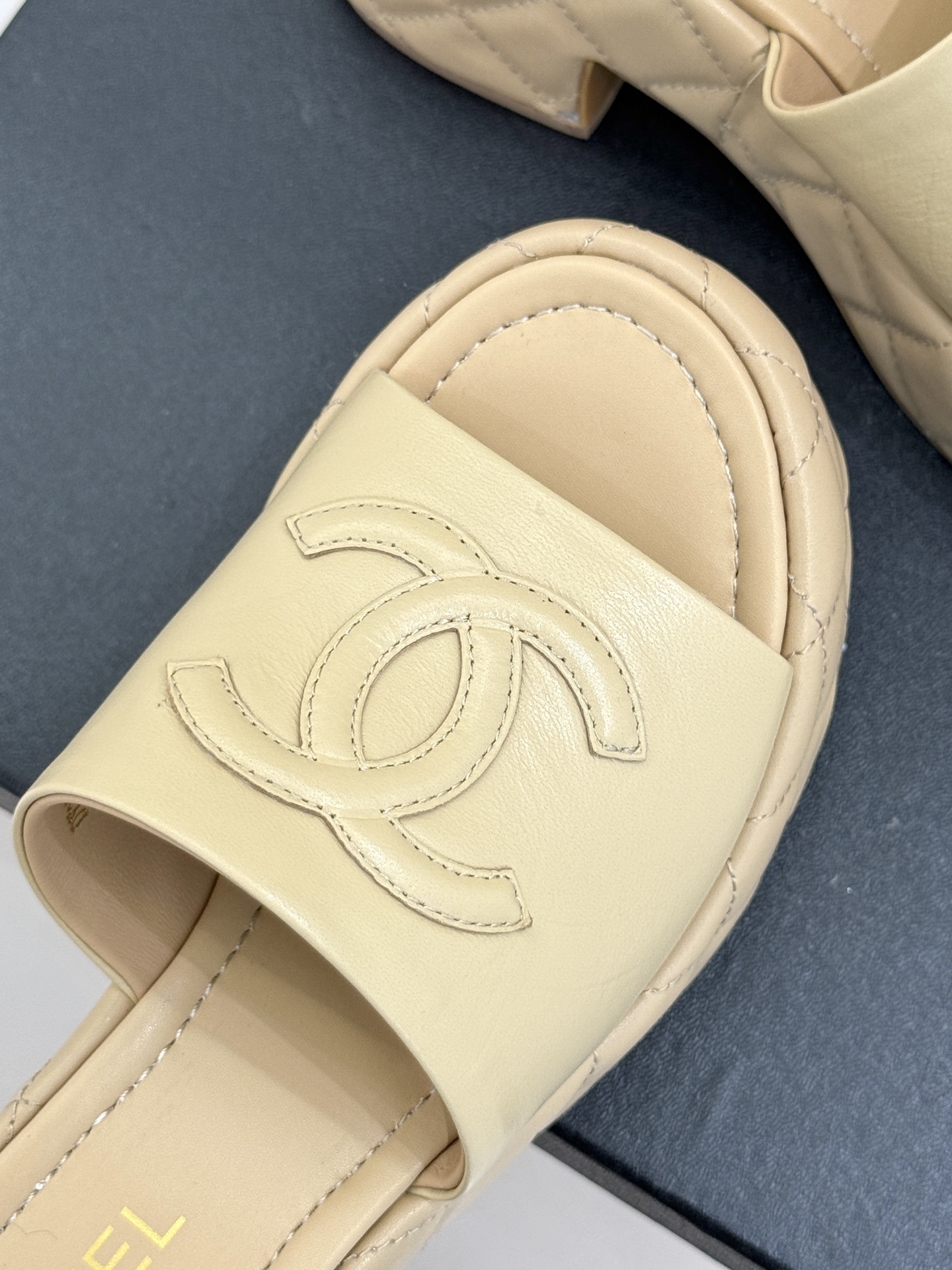 CHANE* |小香25A春夏新品
菱格大双C厚底拖鞋,
每一步都踏出法式优雅。
鞋面以细腻小羊皮精
