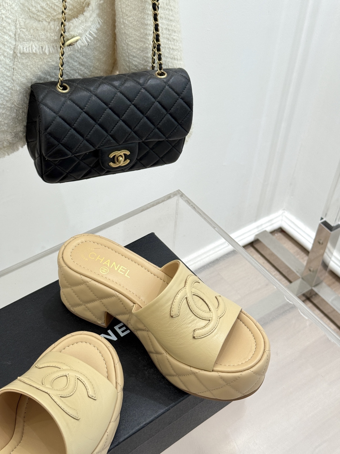 CHANE* |小香25A春夏新品
菱格大双C厚底拖鞋,
每一步都踏出法式优雅。
鞋面以细腻小羊皮精