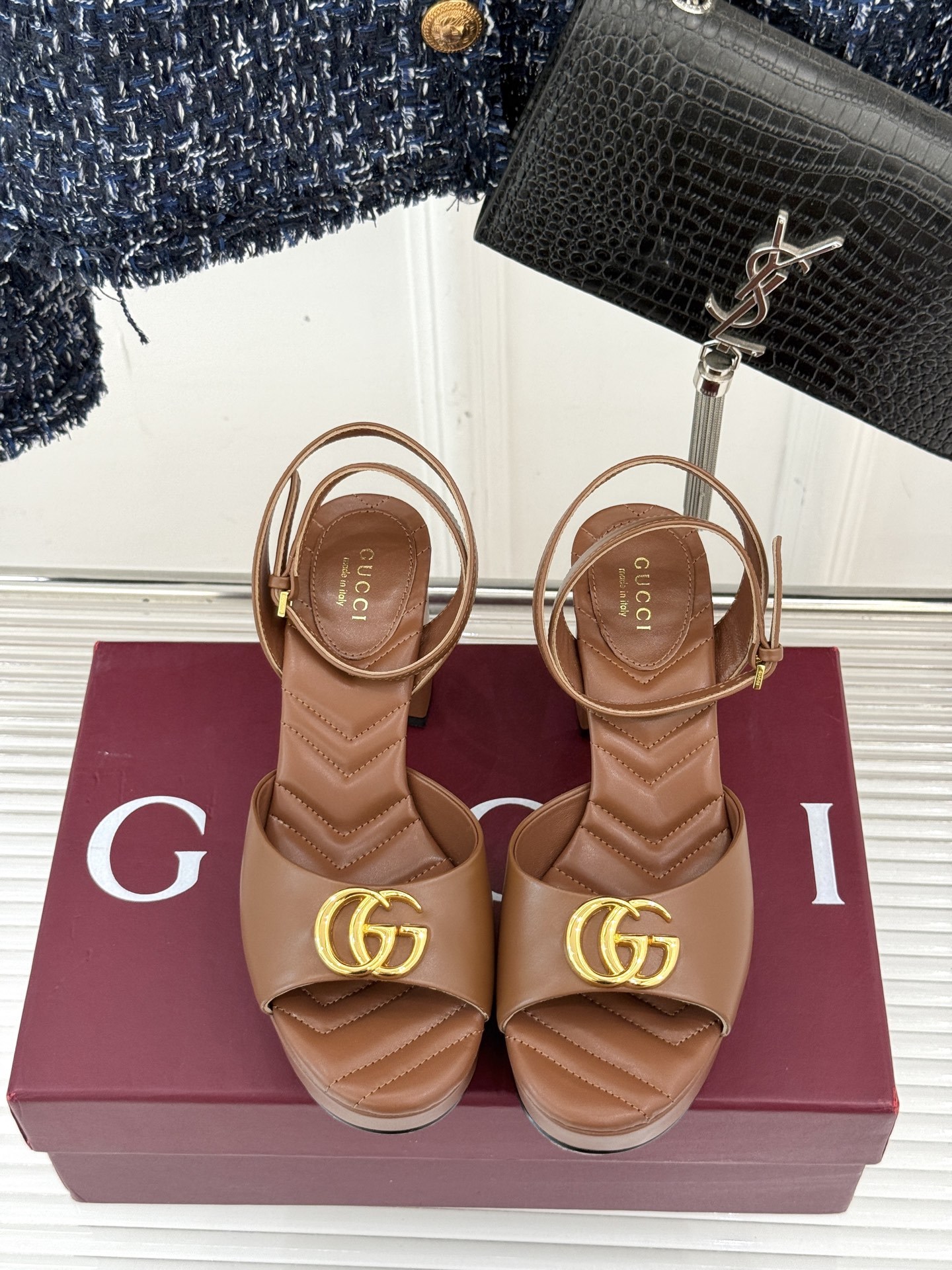 Gucci/古驰双G扣防水台高跟凉鞋
标志性双G扣闪耀夺目 张扬品牌魅力
让你在人群中脱颖而出 成为焦