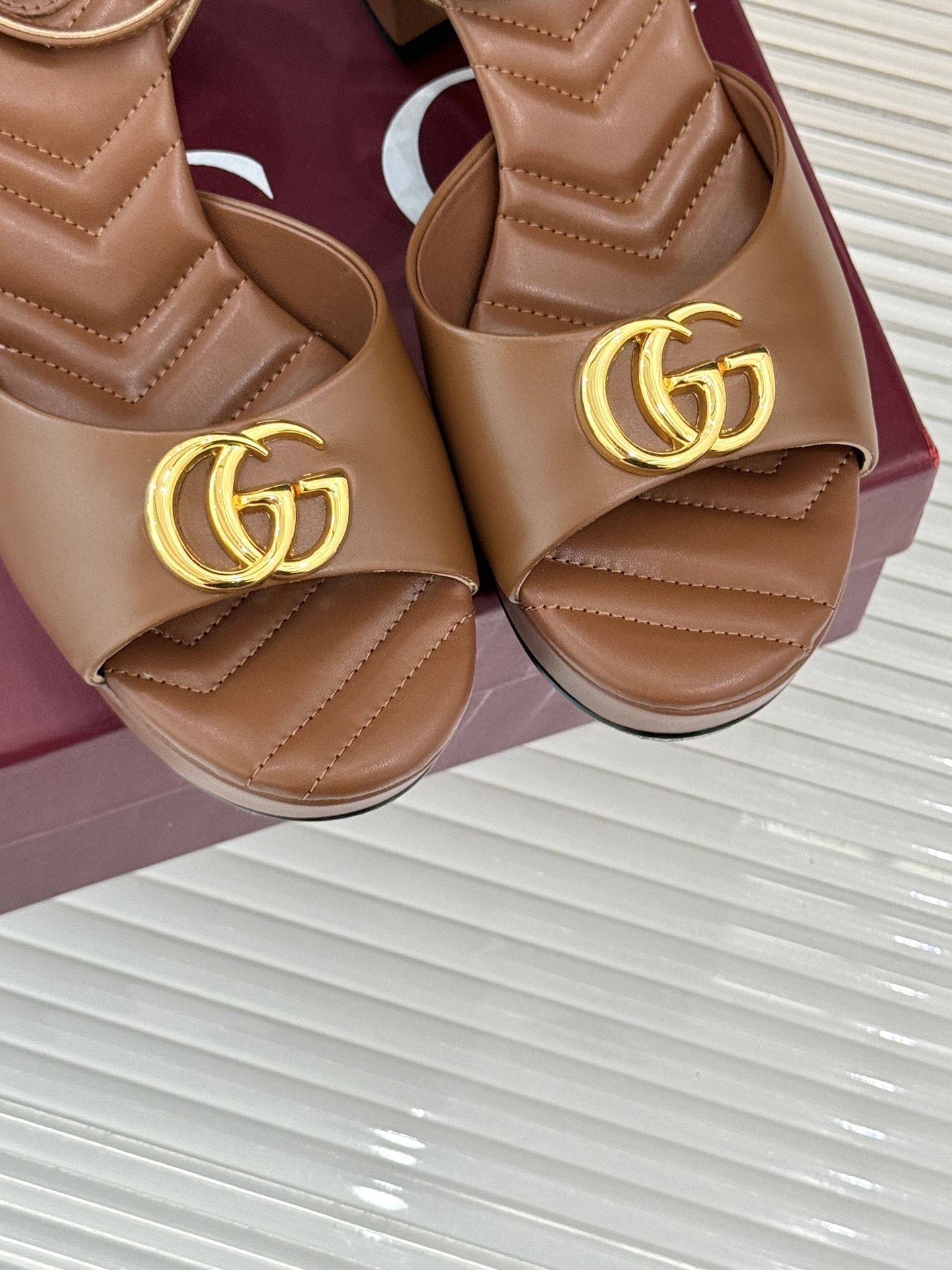 Gucci/古驰双G扣防水台高跟凉鞋
标志性双G扣闪耀夺目 张扬品牌魅力
让你在人群中脱颖而出 成为焦