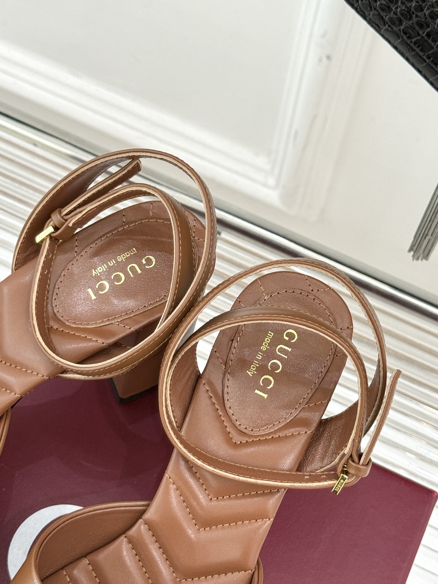 Gucci/古驰双G扣防水台高跟凉鞋
标志性双G扣闪耀夺目 张扬品牌魅力
让你在人群中脱颖而出 成为焦