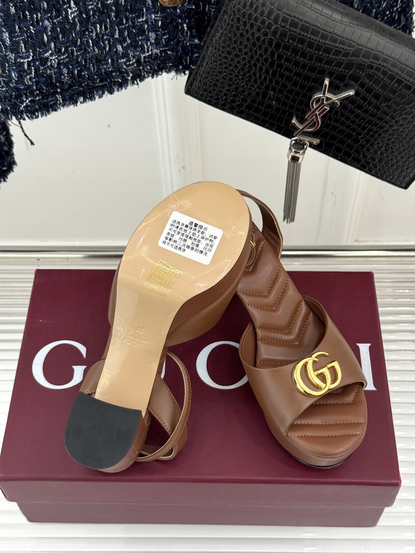 Gucci/古驰双G扣防水台高跟凉鞋
标志性双G扣闪耀夺目 张扬品牌魅力
让你在人群中脱颖而出 成为焦