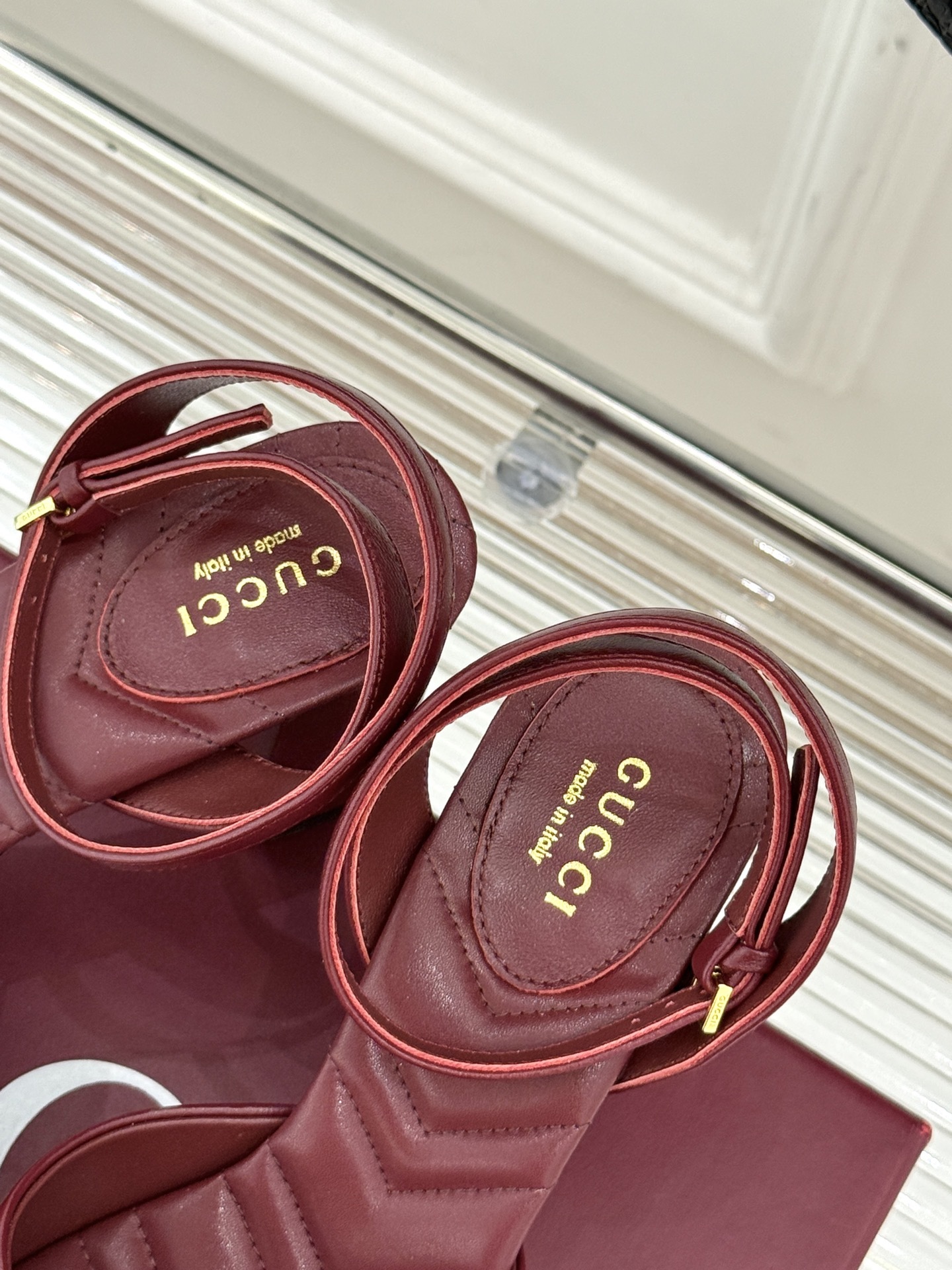 Gucci/古驰双G扣防水台高跟凉鞋
标志性双G扣闪耀夺目 张扬品牌魅力
让你在人群中脱颖而出 成为焦