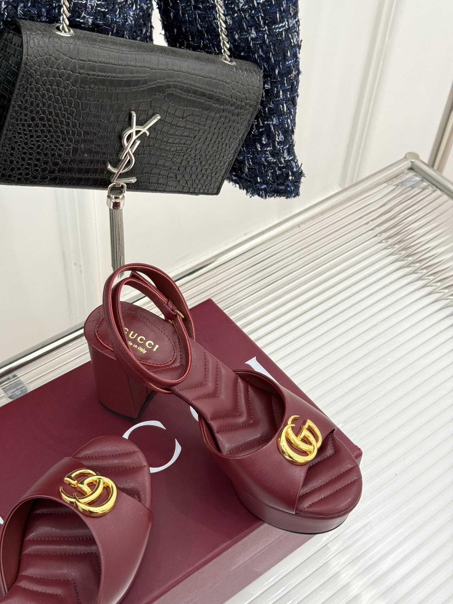 Gucci/古驰双G扣防水台高跟凉鞋
标志性双G扣闪耀夺目 张扬品牌魅力
让你在人群中脱颖而出 成为焦